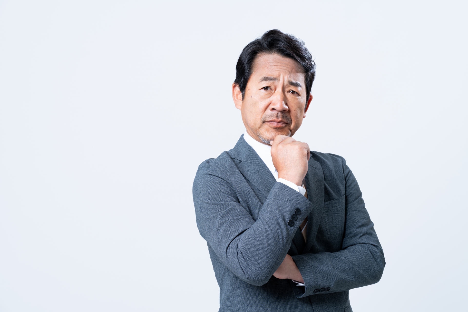 悩むミドルのビジネスマン