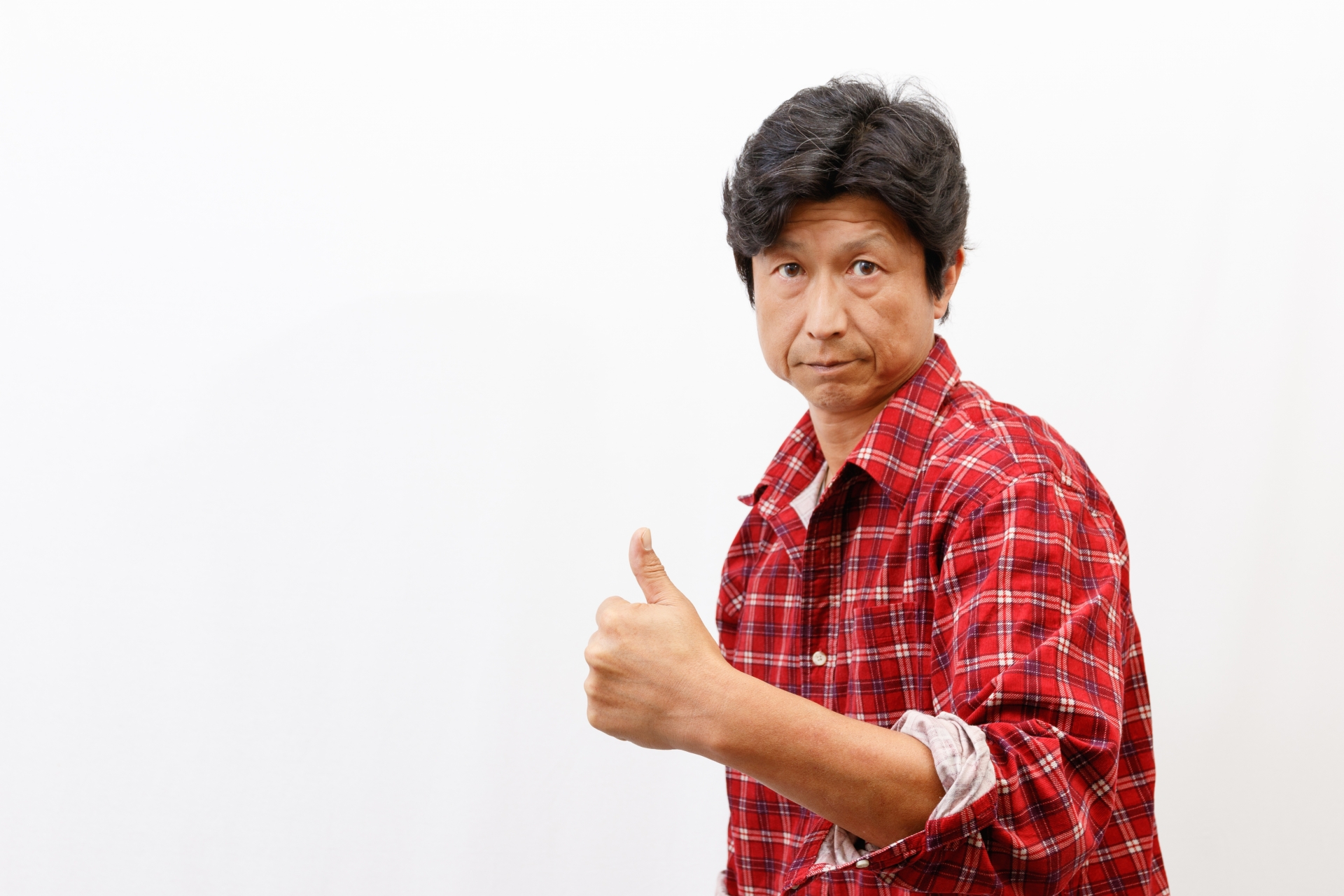 サムズアップする男性