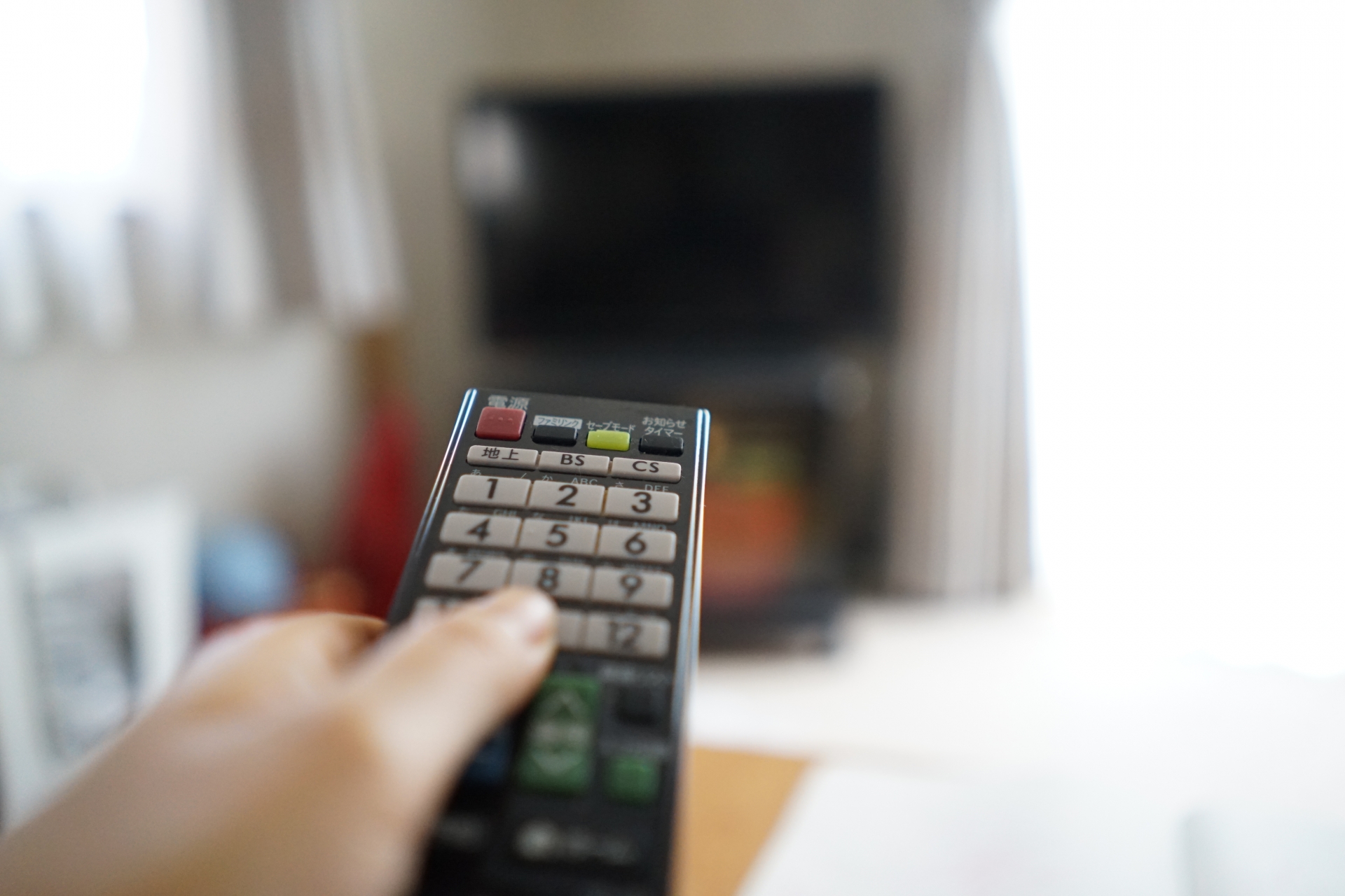 テレビ　リモコン