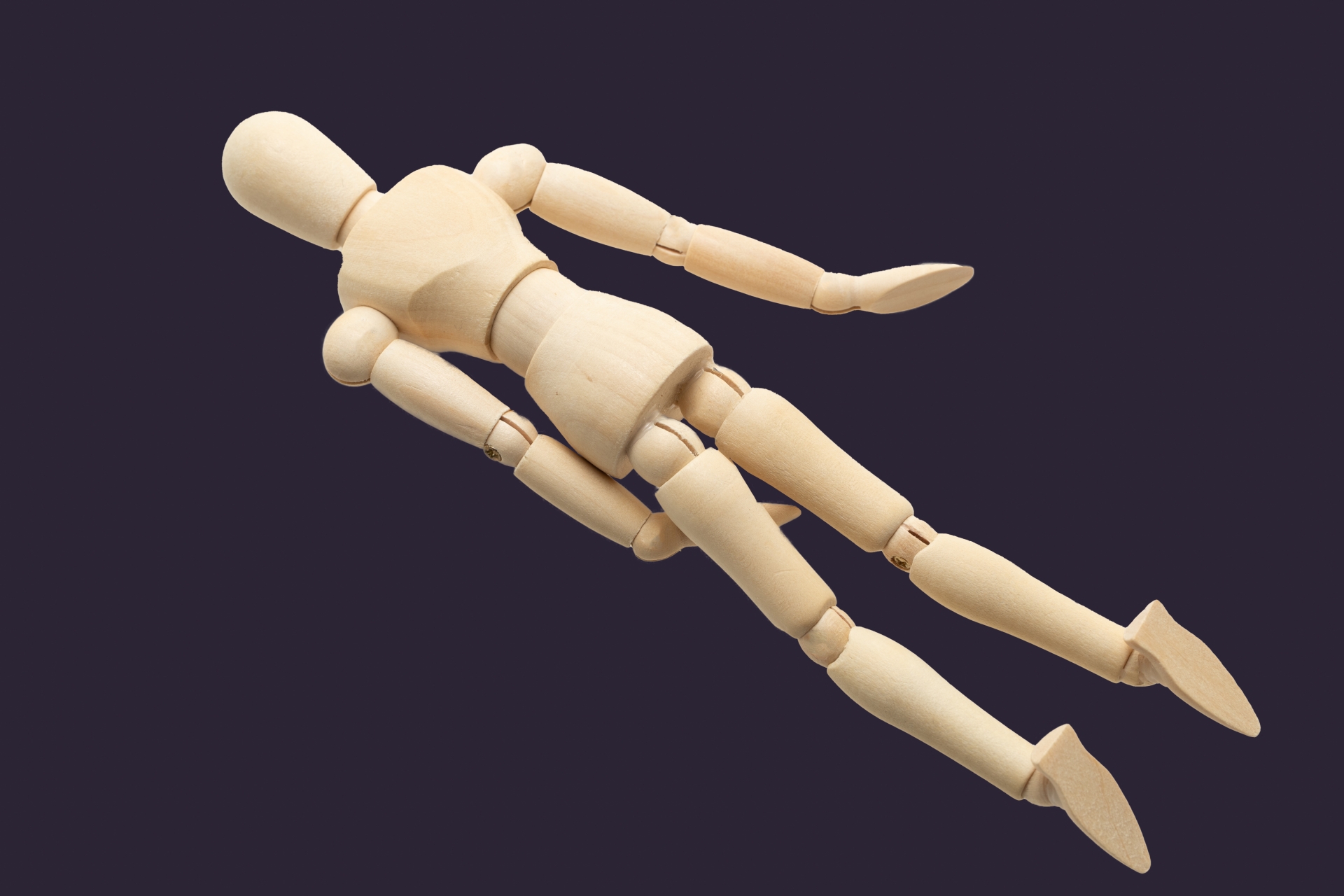 絶望に横たわる人（中央配置・黒背景）