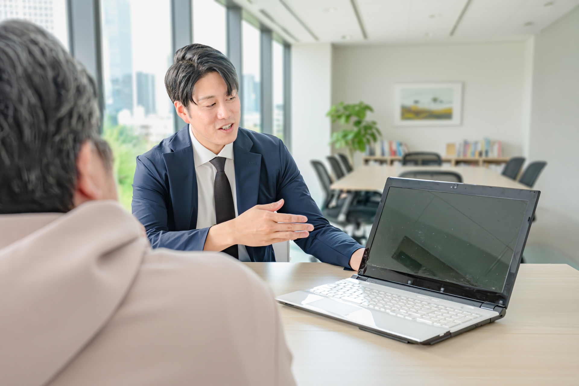 説明しているビジネスマン