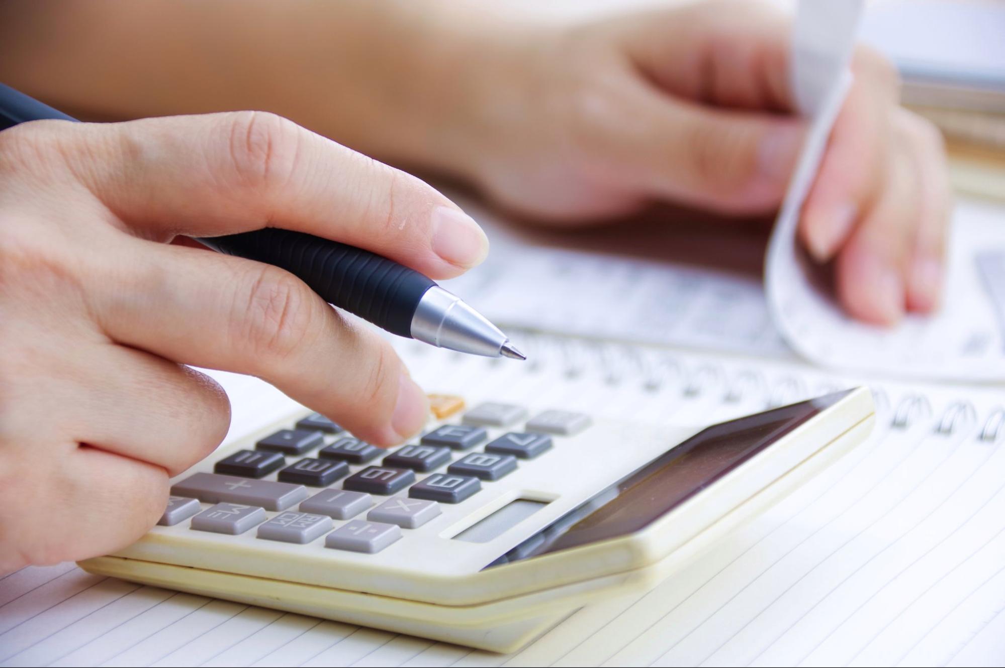 計算をする女性 お金