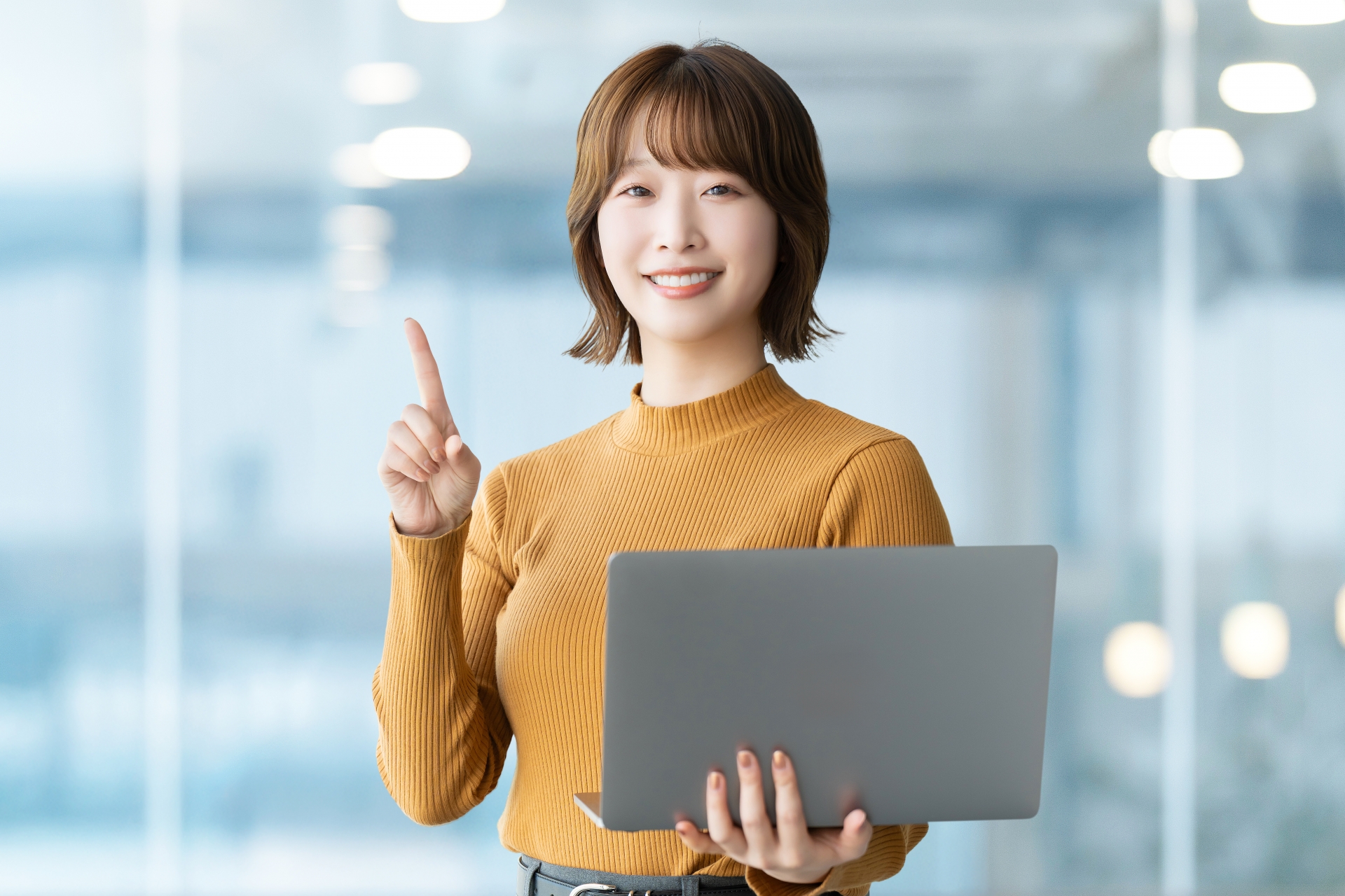 人差し指を立てている女性