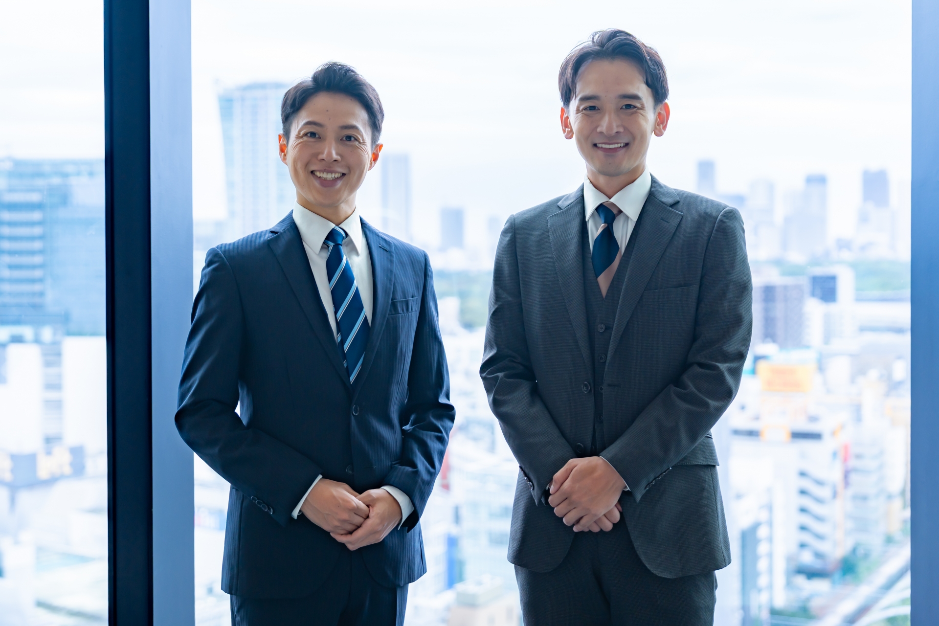 起立している男性2名