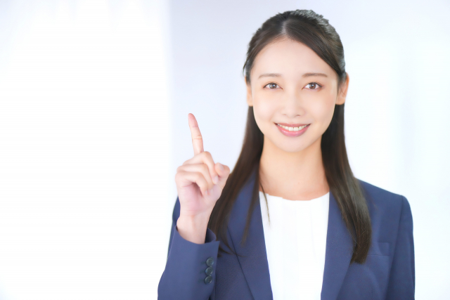 指を立てる女性