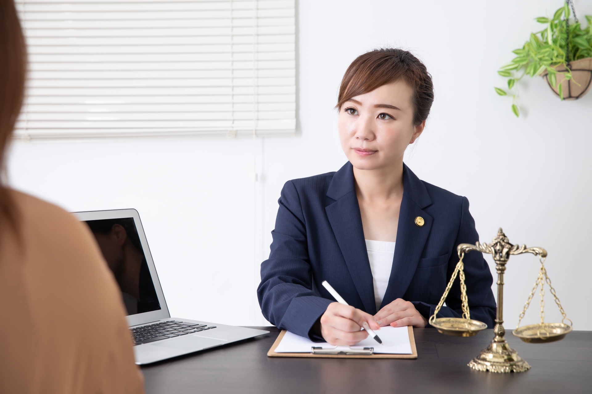 相談を受ける弁護士