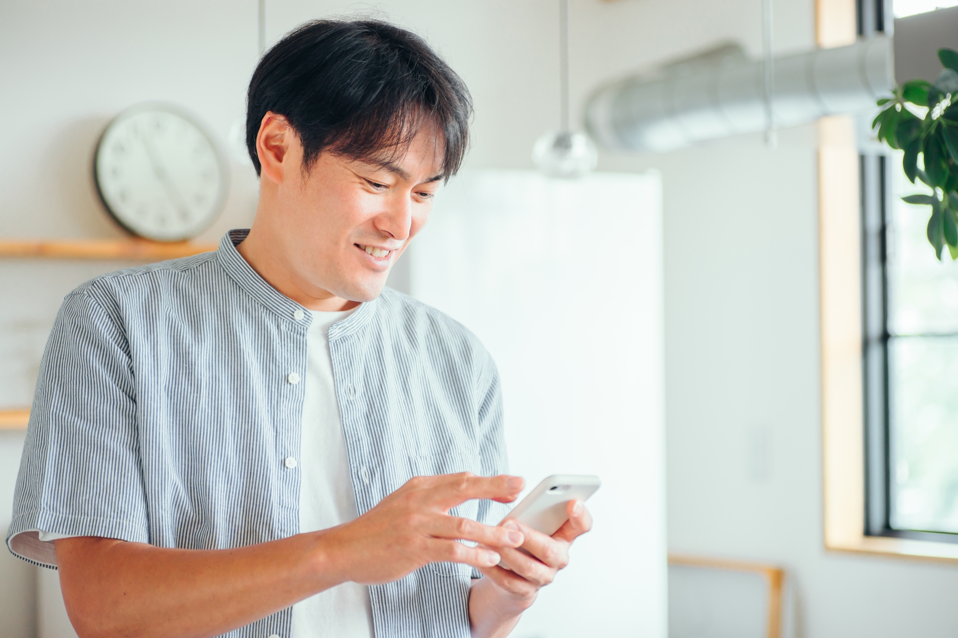 スマホを操作する男性