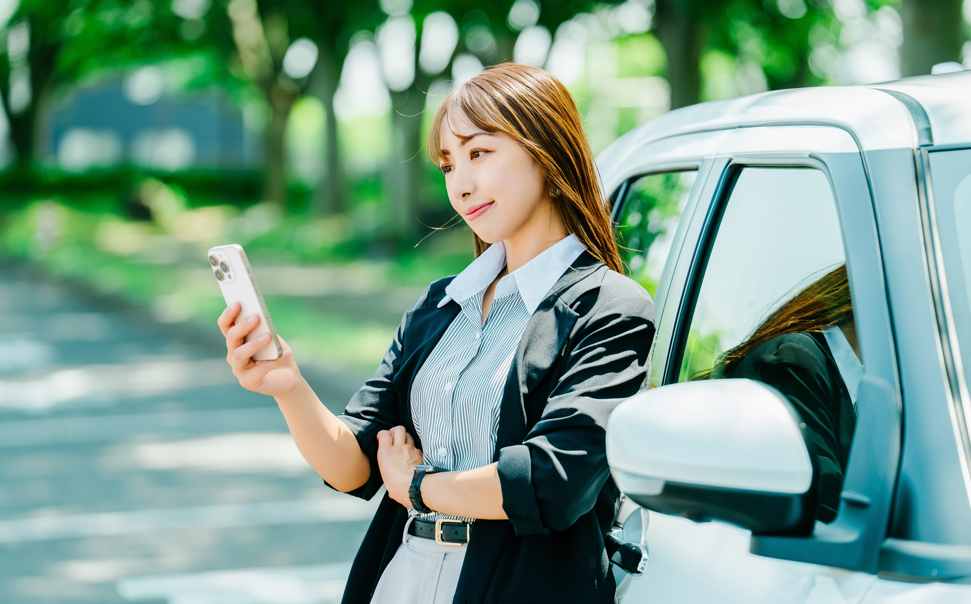 女性と車