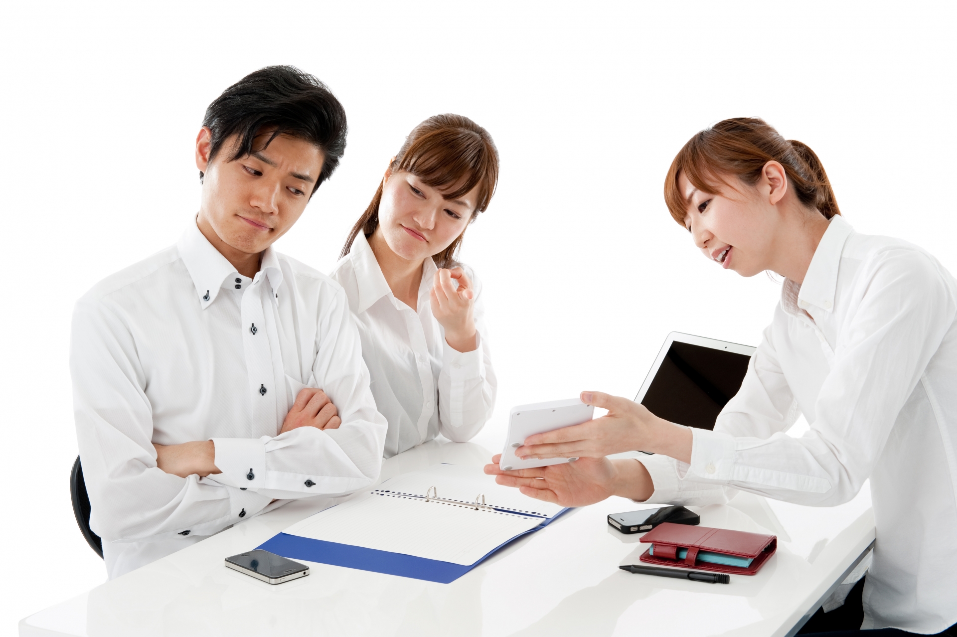 悩む男女と説明する女性