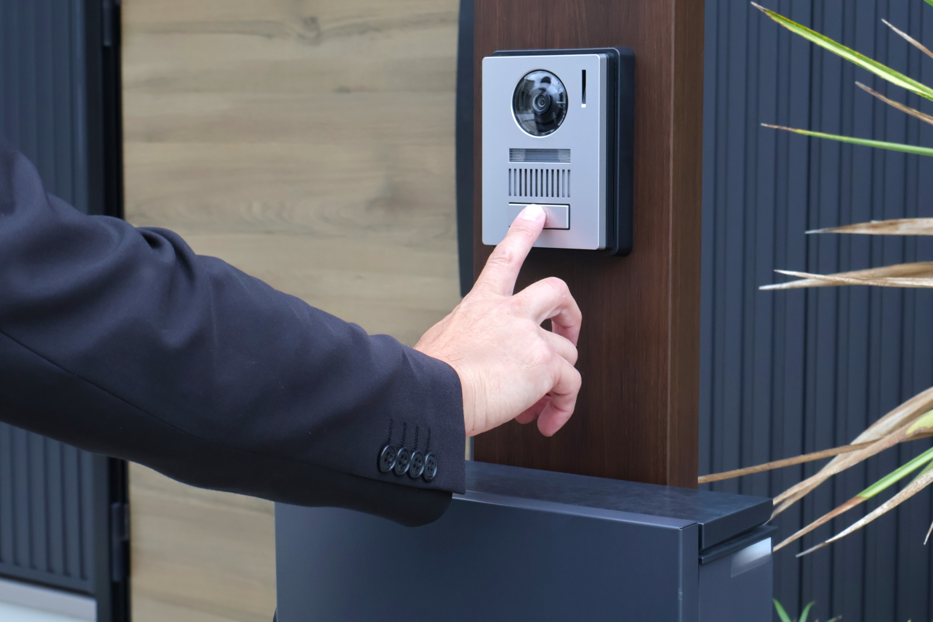 インターホンを押す男性の手指