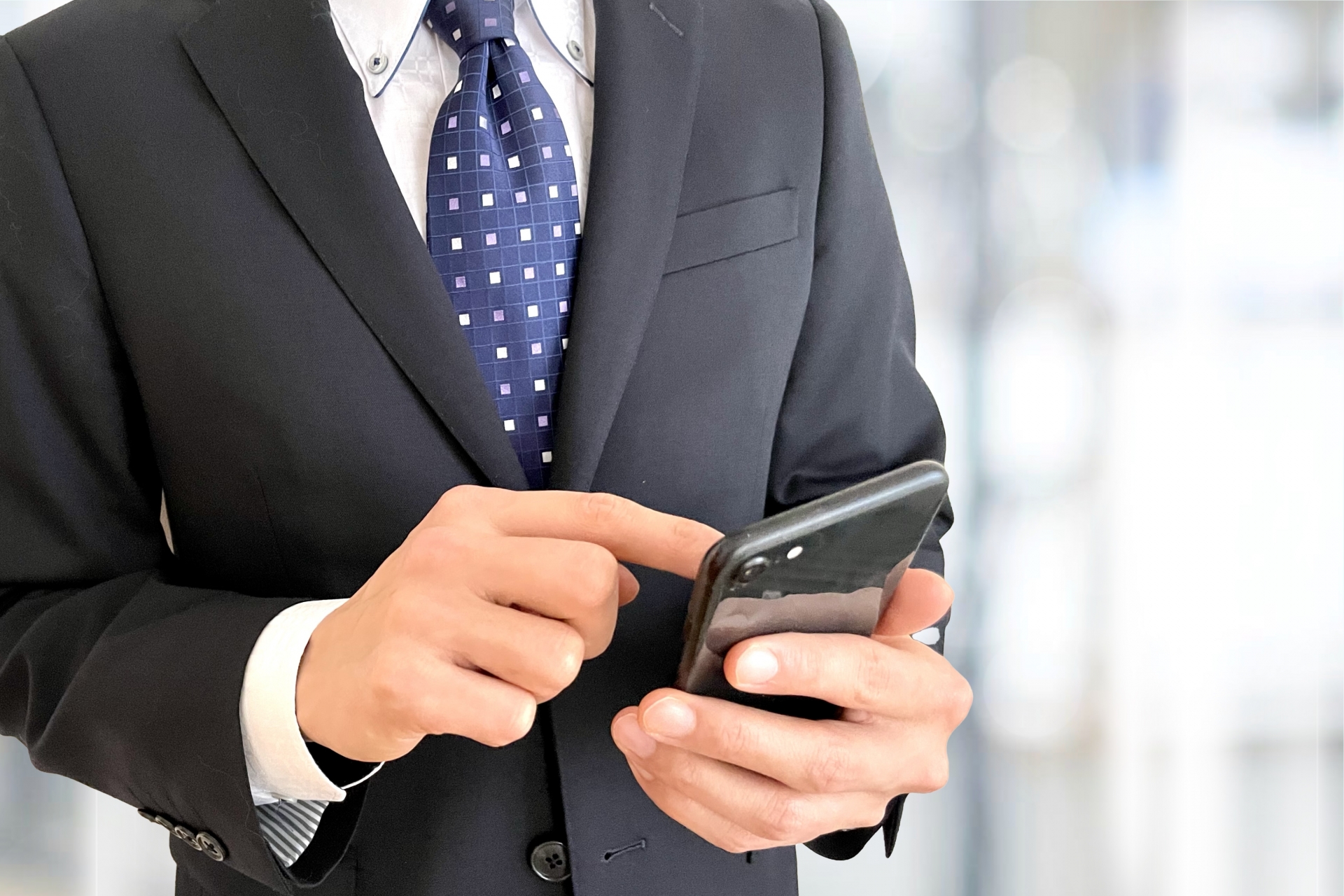 スマホ操作をする男性