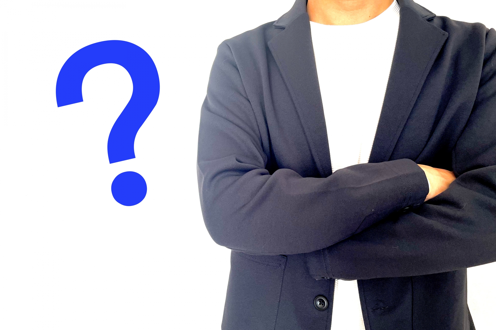 疑問を持つ若い男性の上半身