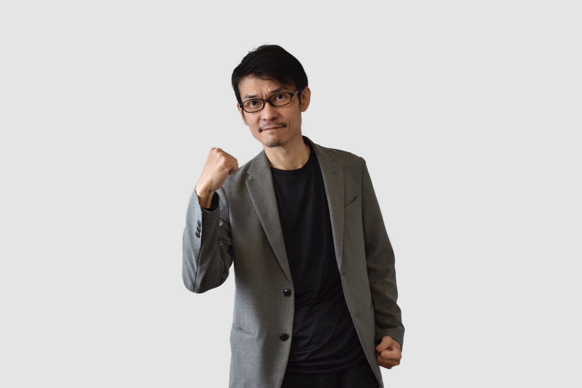 ガッツポーズをする男性