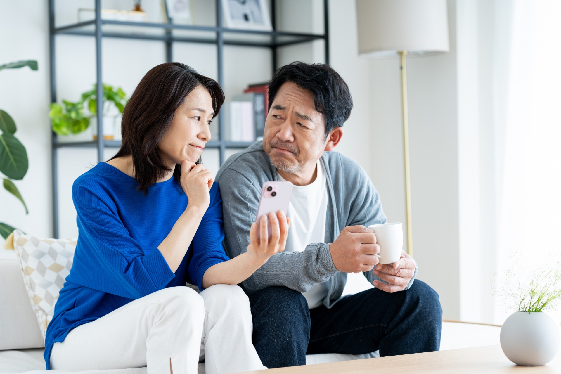 スマホで悩むミドルの夫婦