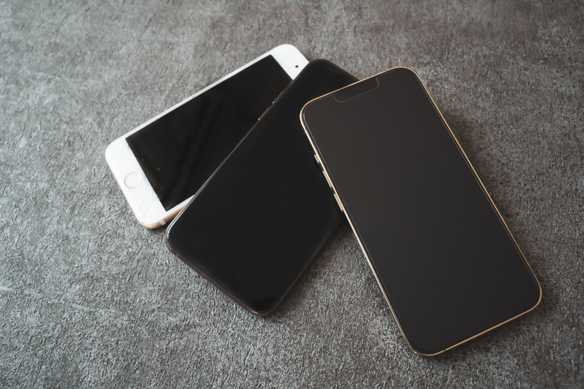 ３台のスマホ　黒背景