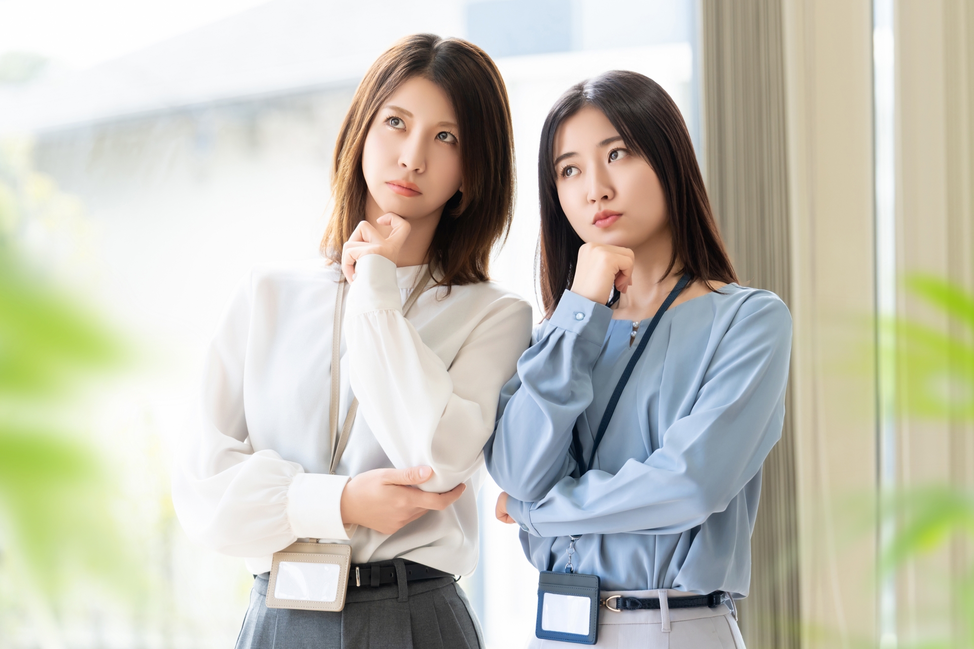 考える女性たち