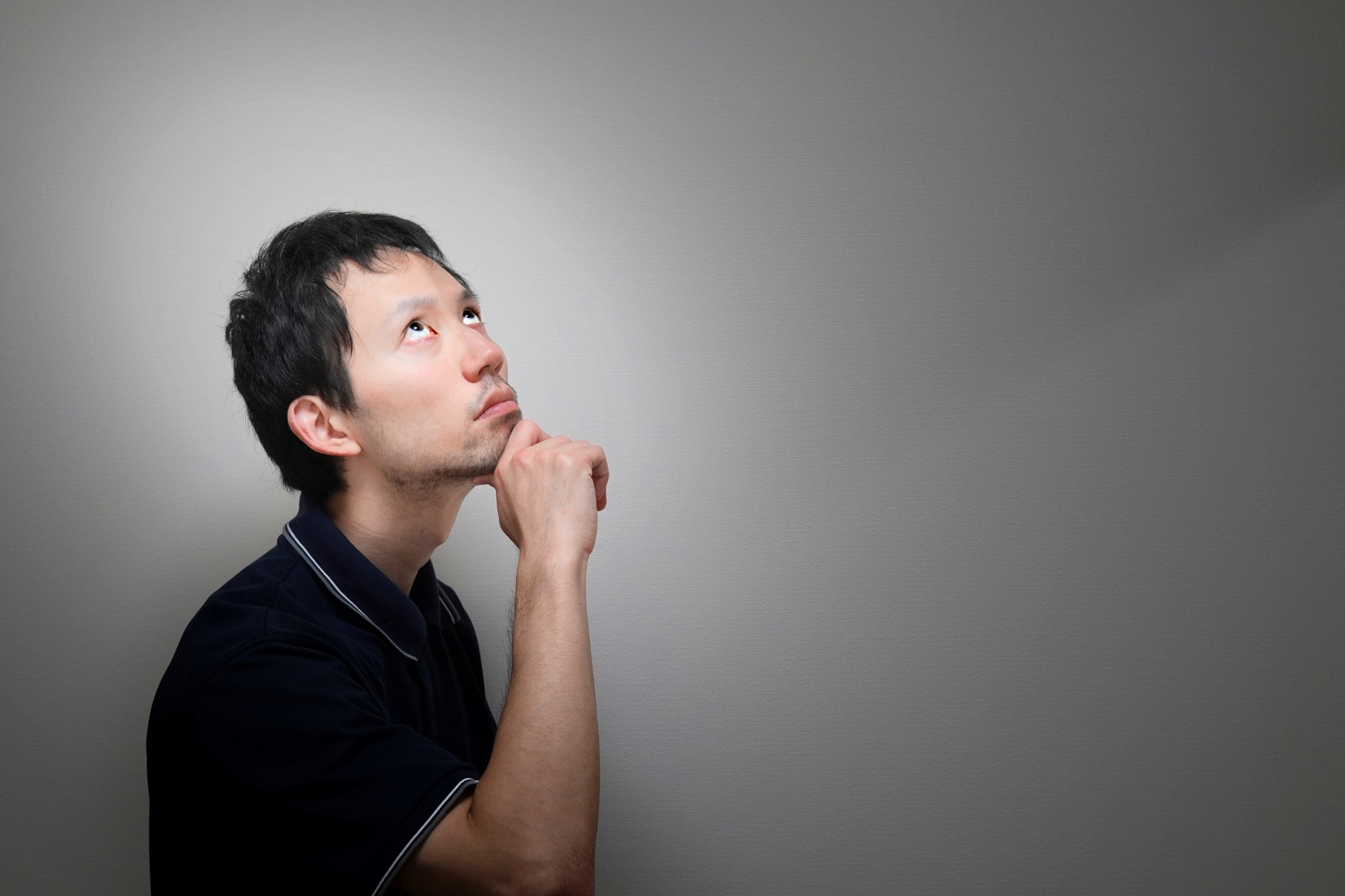 何かを考える男性