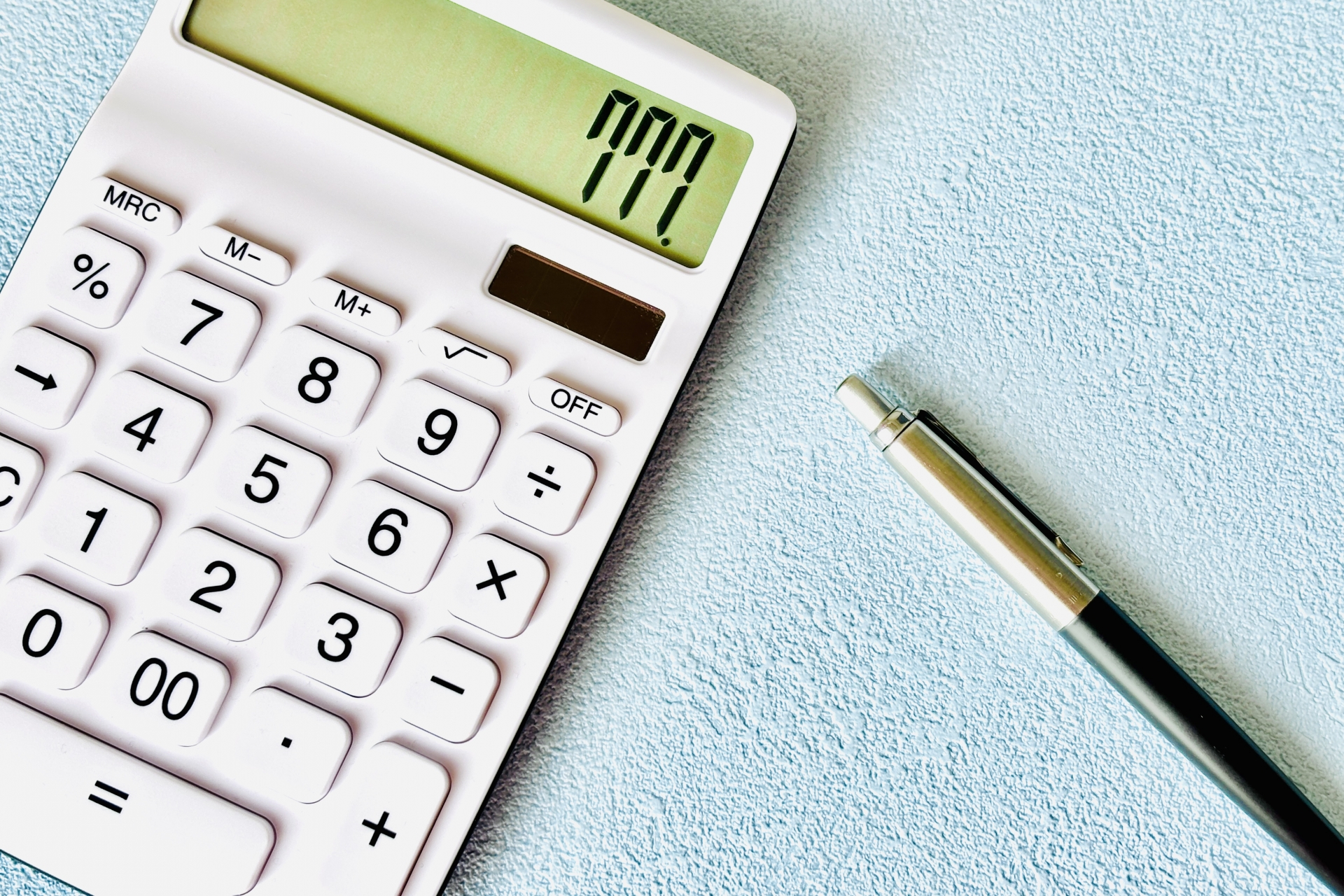 電卓とボールペンと青バック