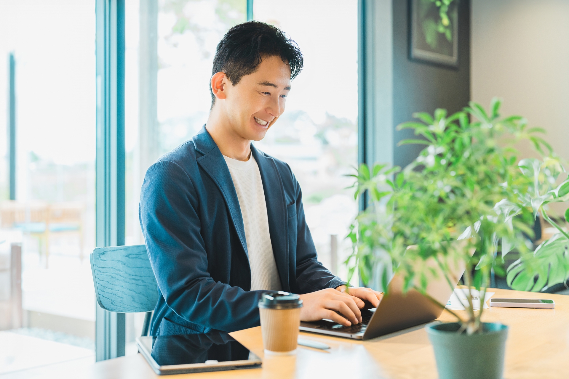 ノートパソコンを使う男性ビジネスマン