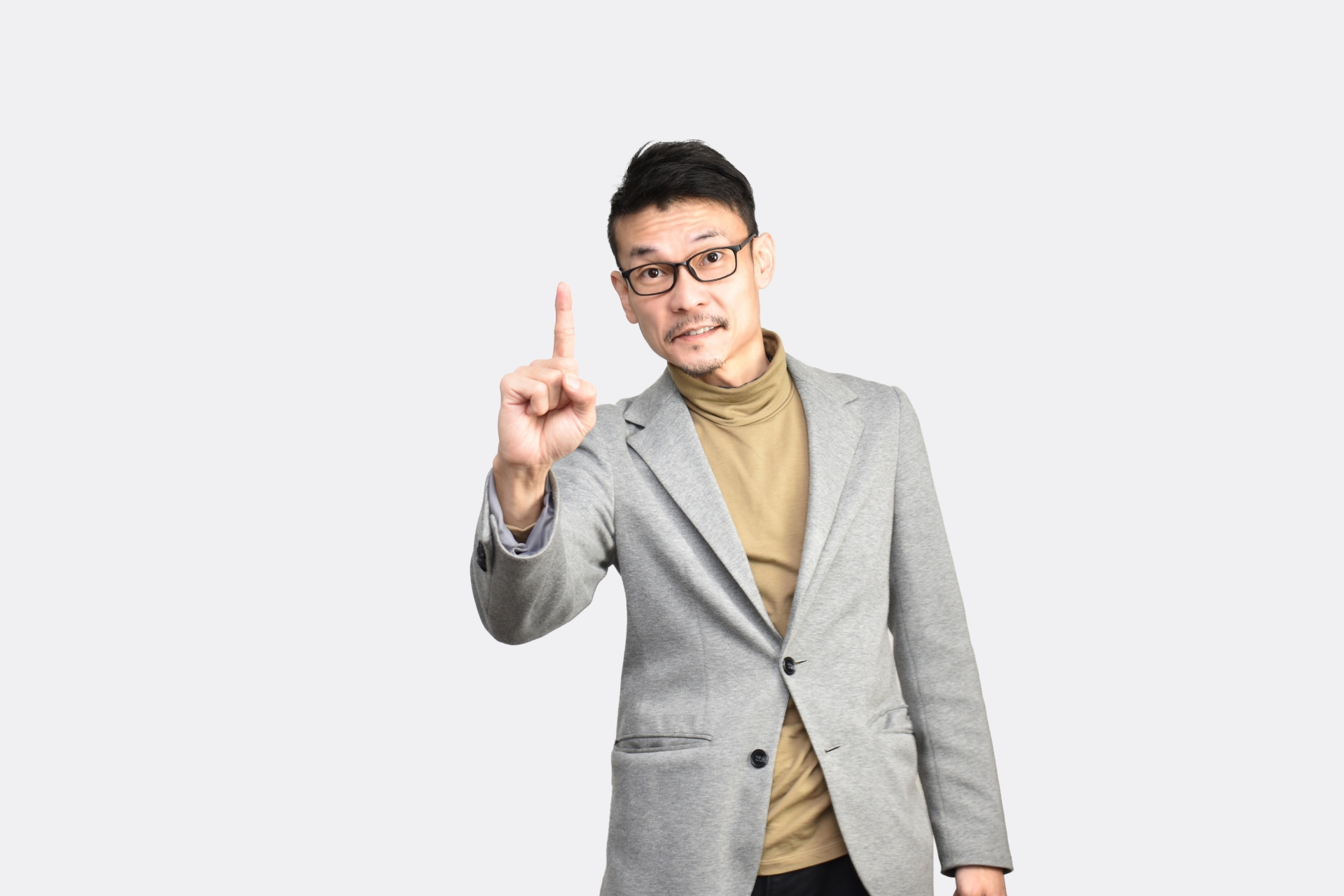 人差し指を立てている男性