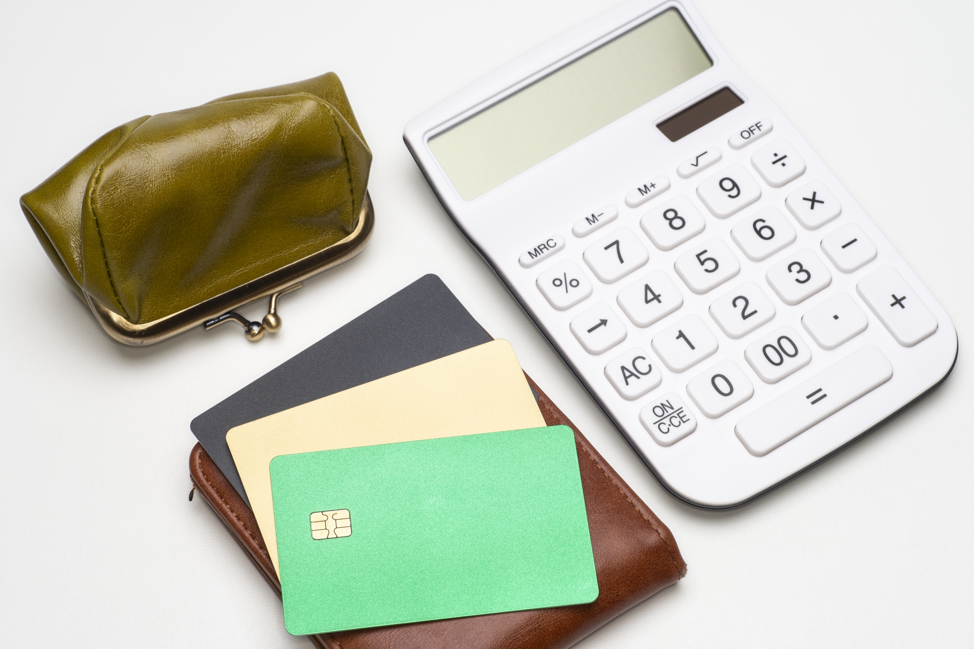 がま口と二つ折り財布と電卓と各種カード