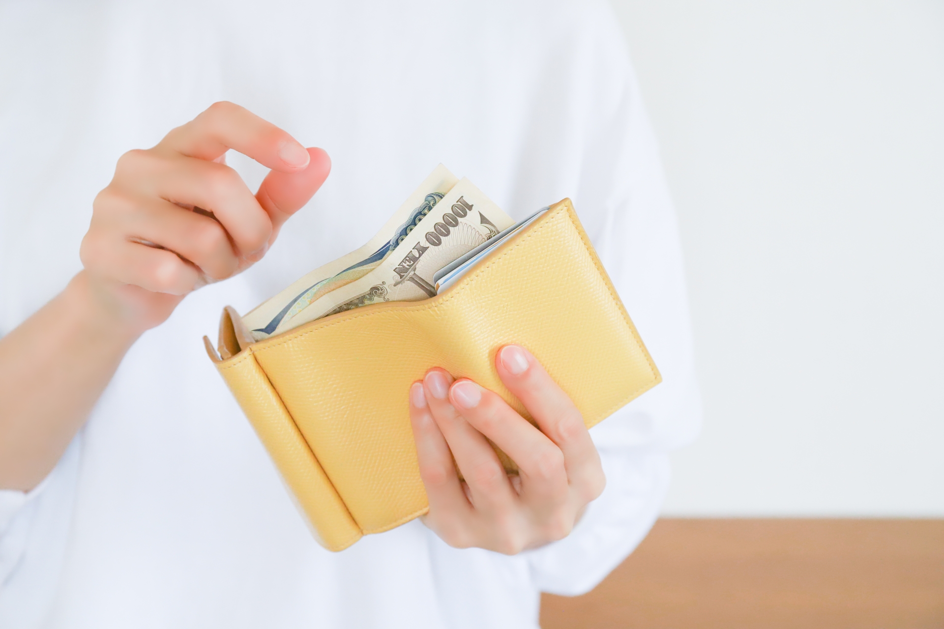 財布からお金を出す手元　