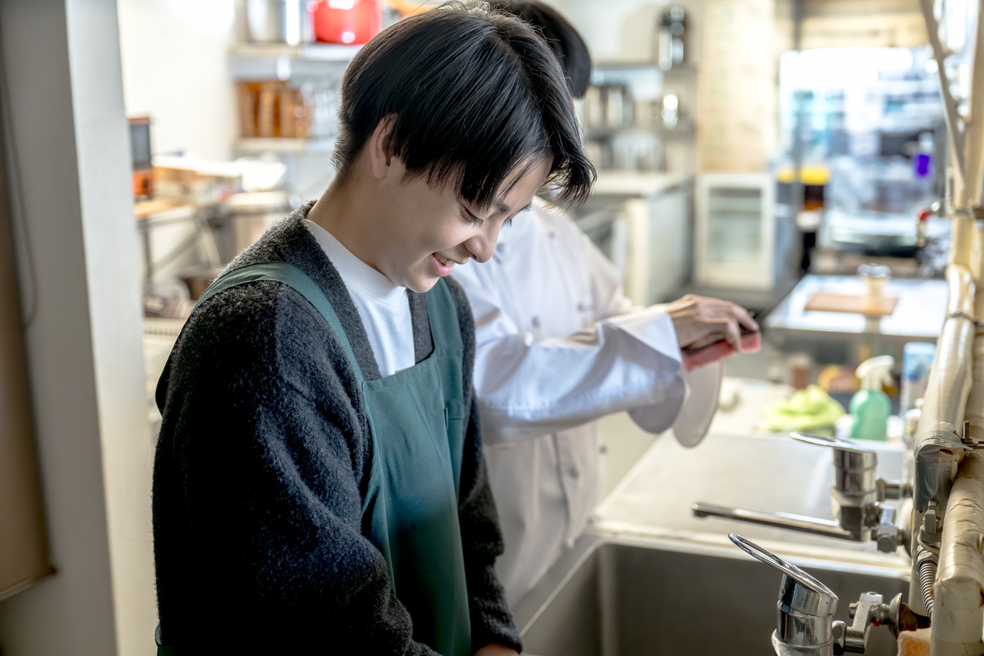 飲食店で働く青年
