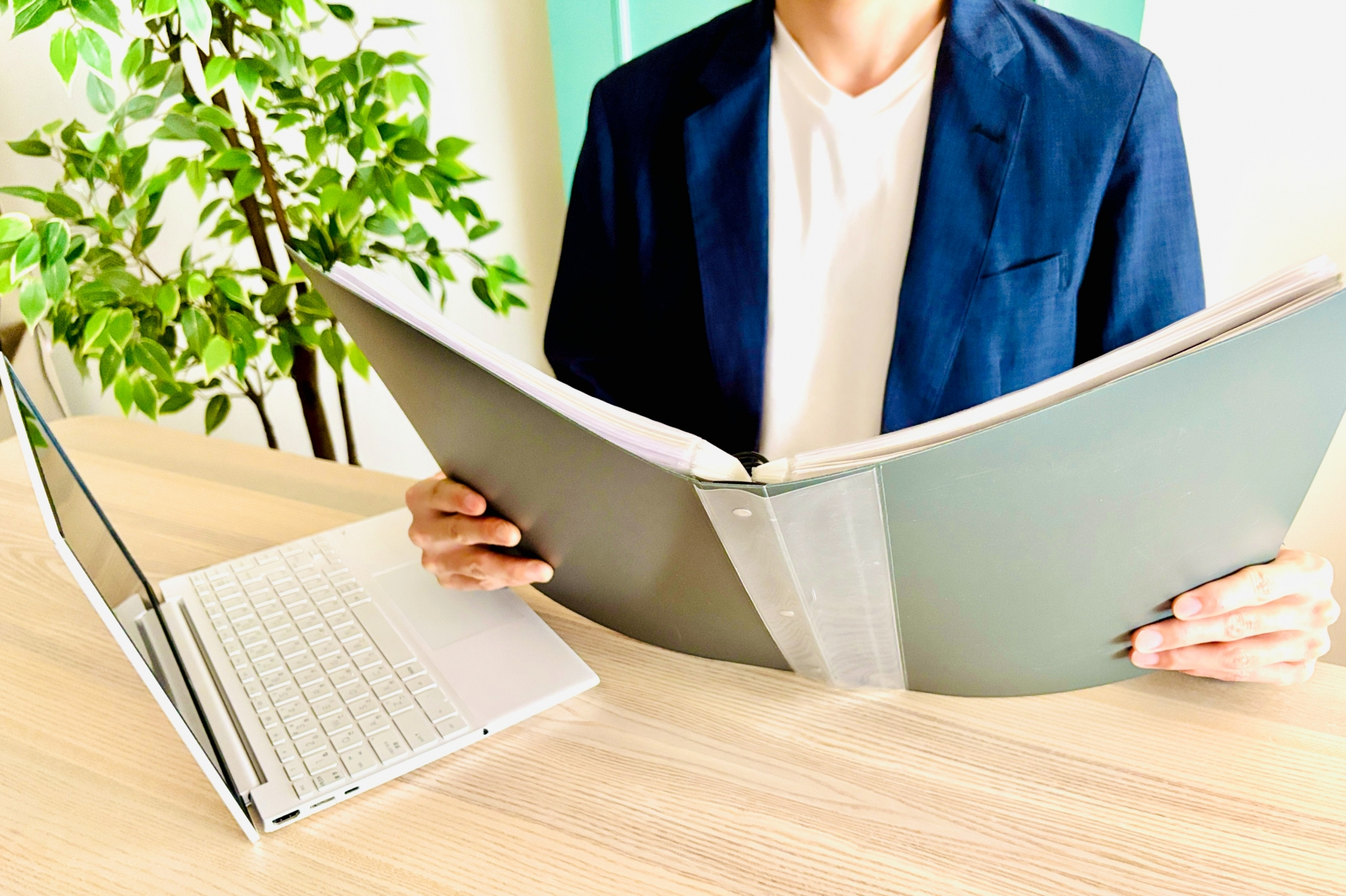 大きなファイルを読み込む男性