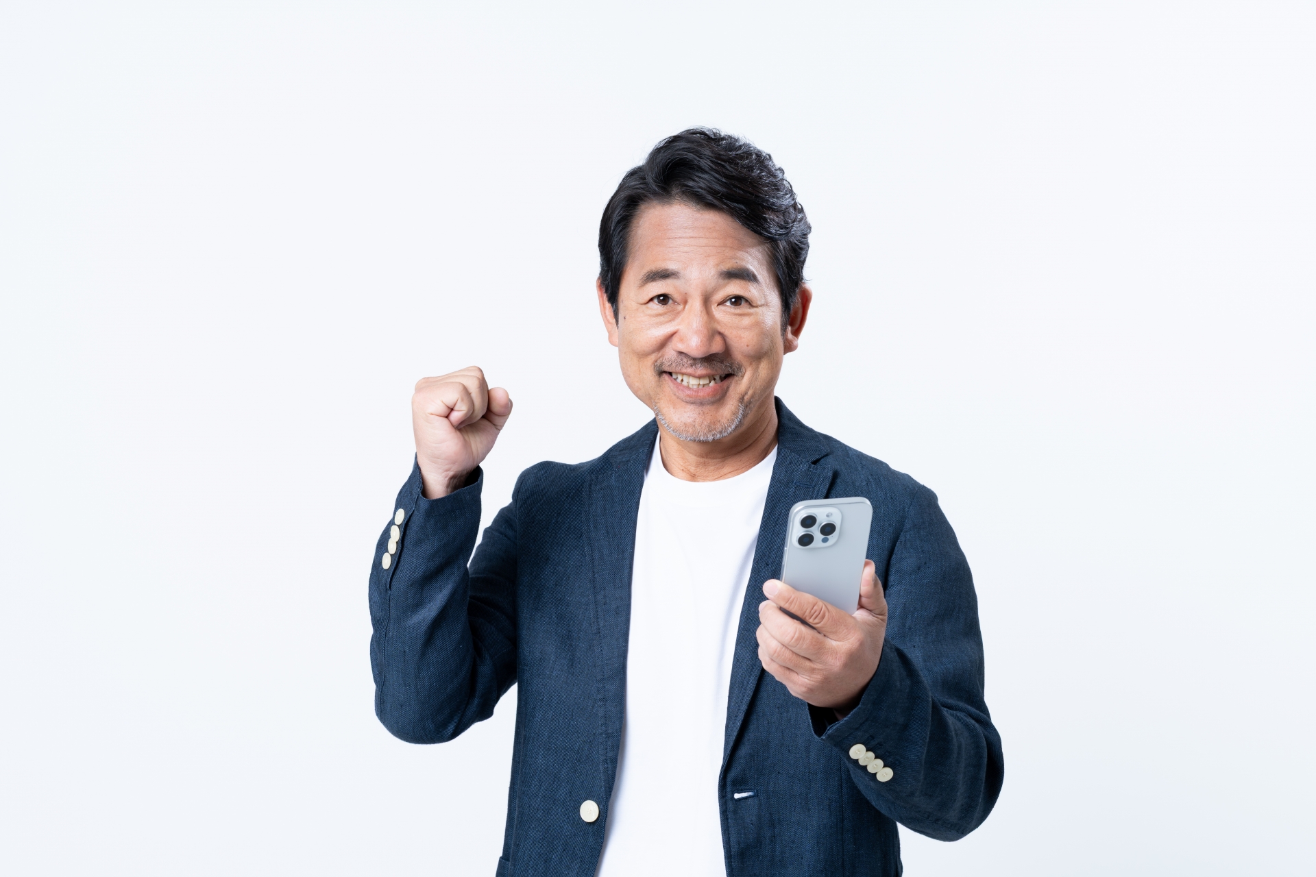 スマホで喜ぶミドルの男性