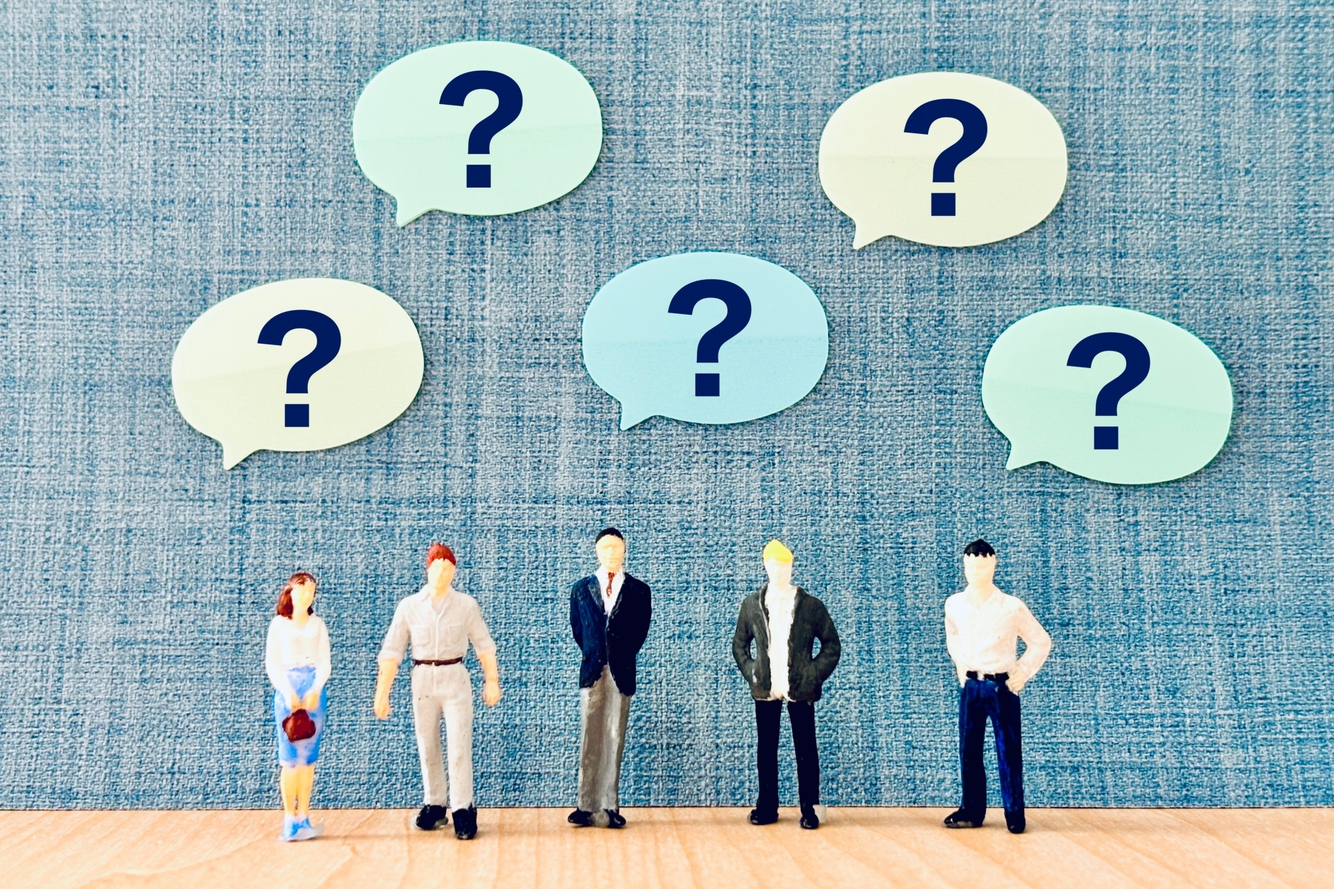 ？マークと人型の人形