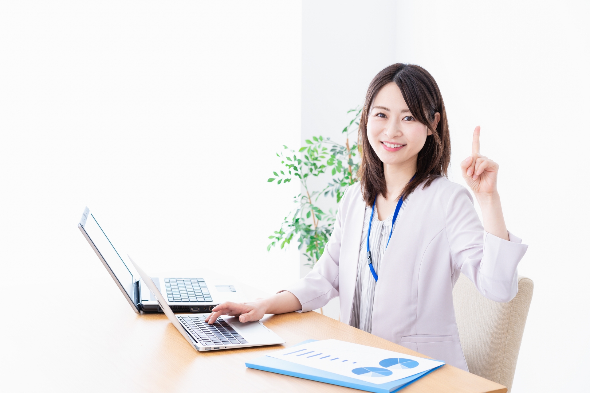 指を立てる笑顔の女性