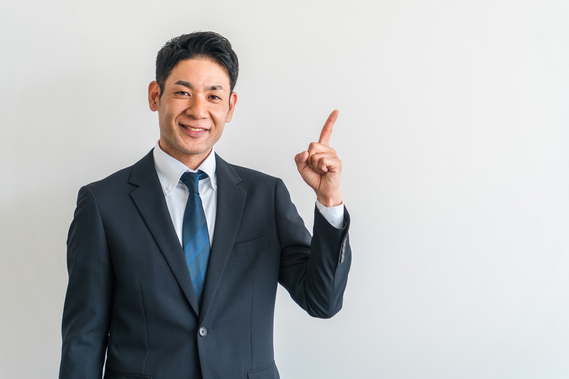人差し指を立てている男性
