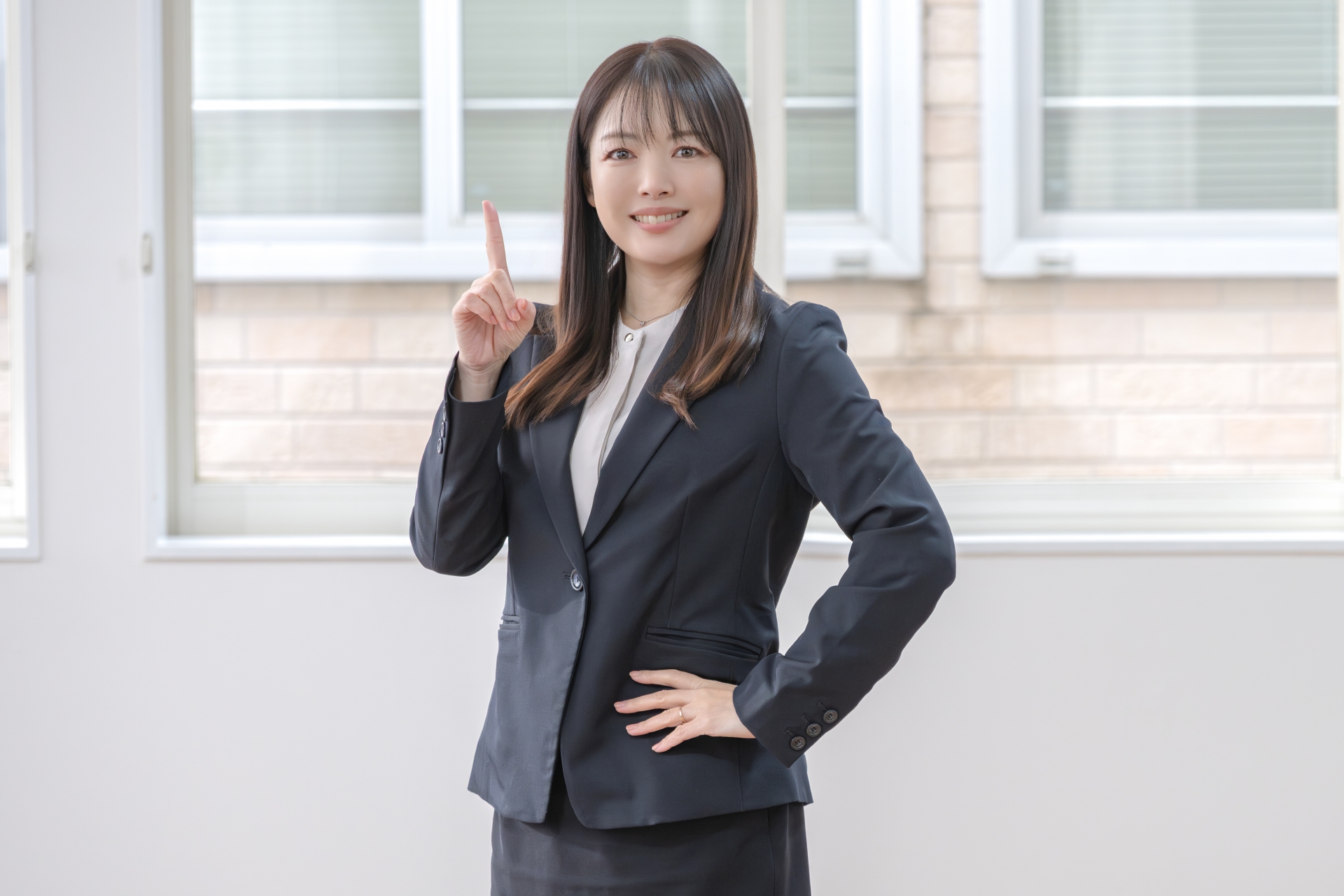 ポイントを示す女性