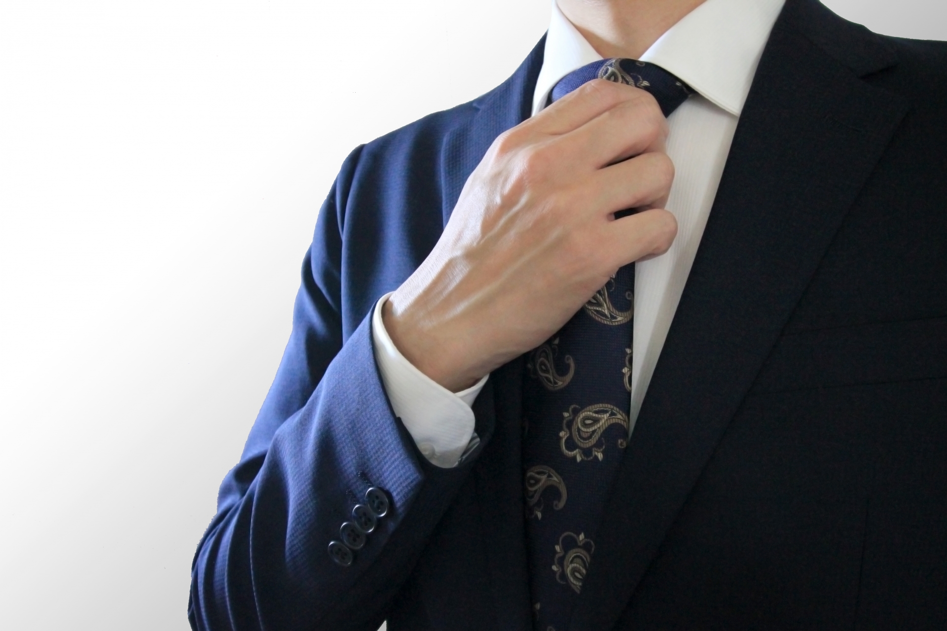 ネイビースーツのビジネスマン