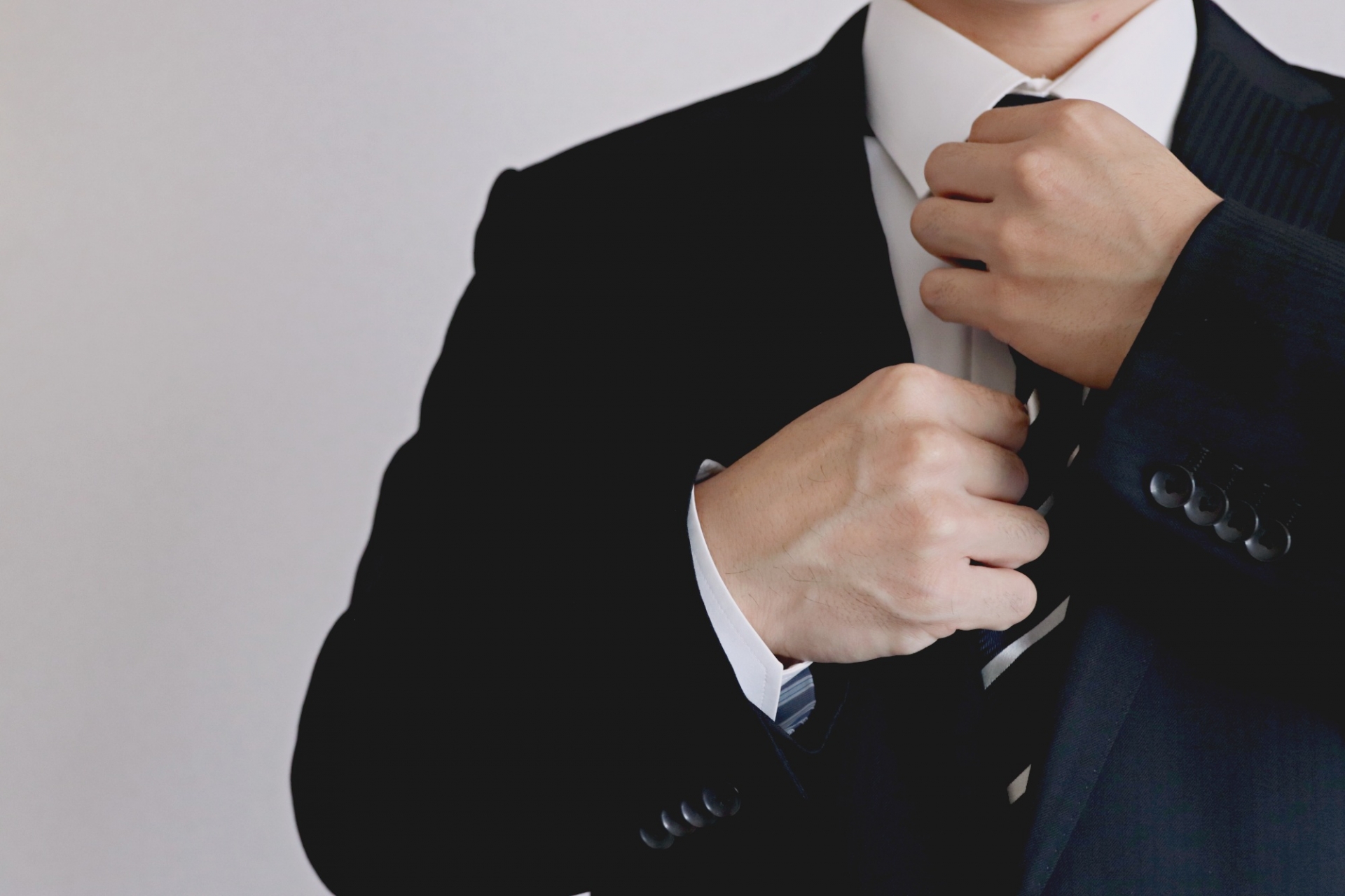 ネクタイを締める