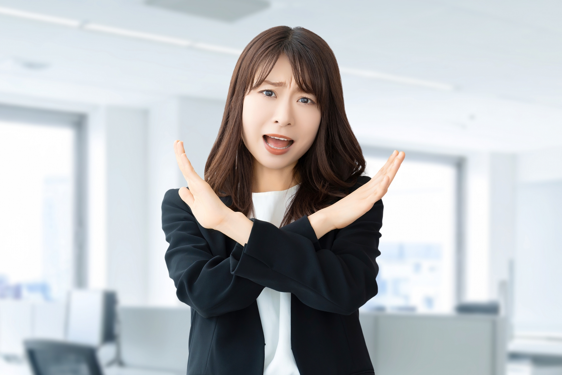 バツマークをするビジネスウーマン