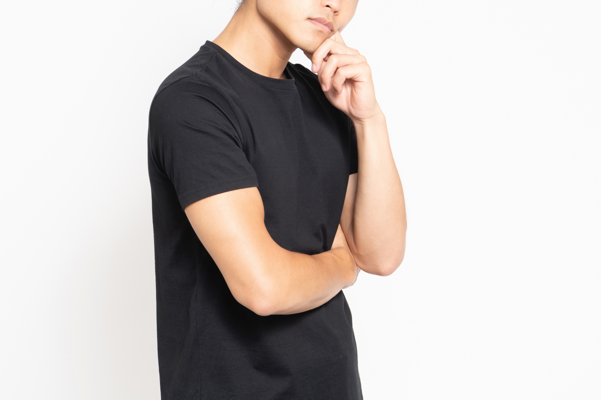 悩んでいる黒いTシャツを着ている男性