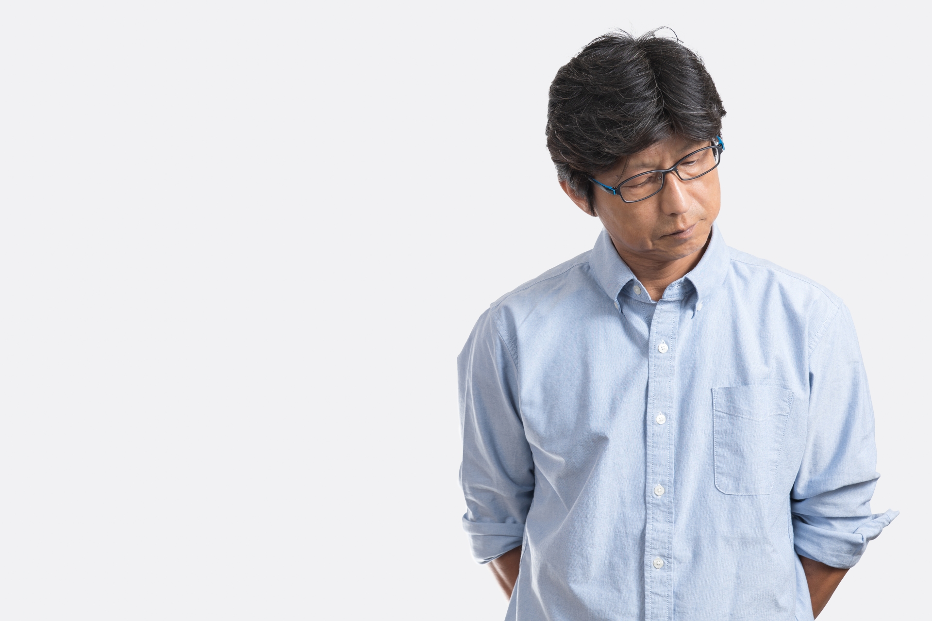 考え事をする中年男性