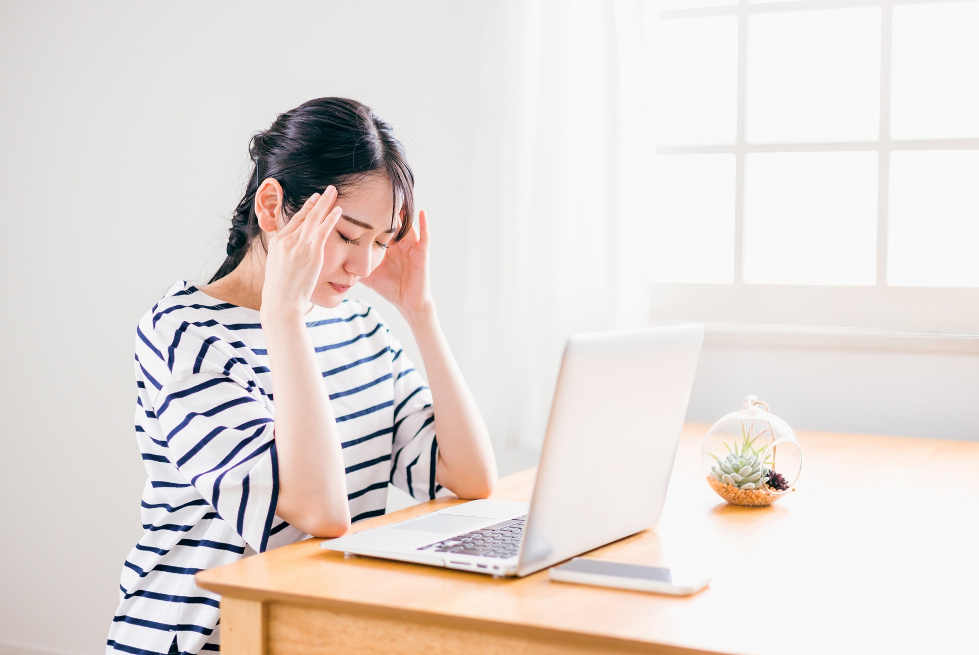 家でパソコンを使う女性