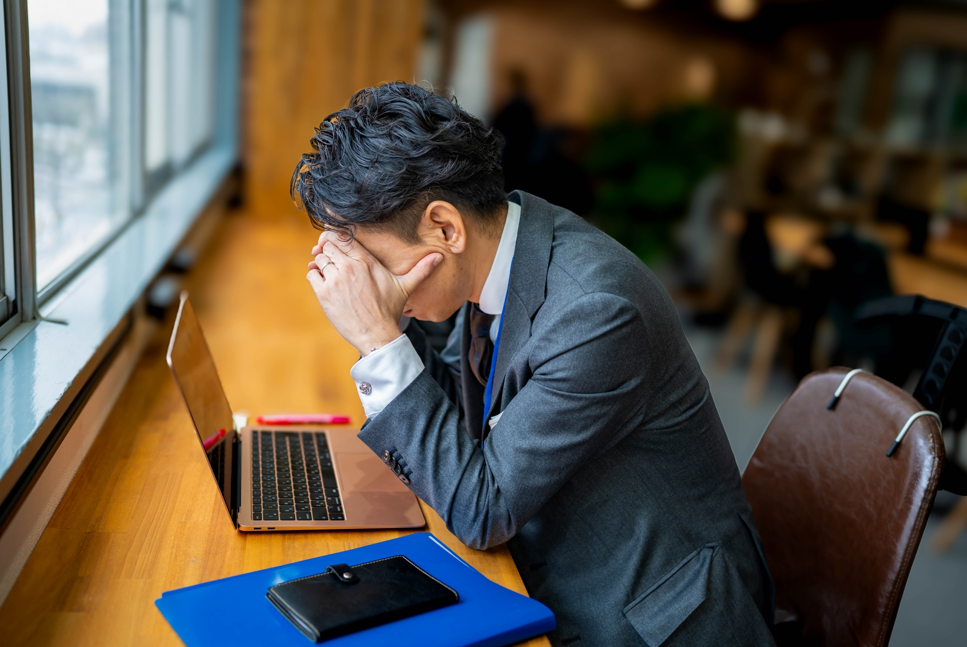 頭を抱える男性