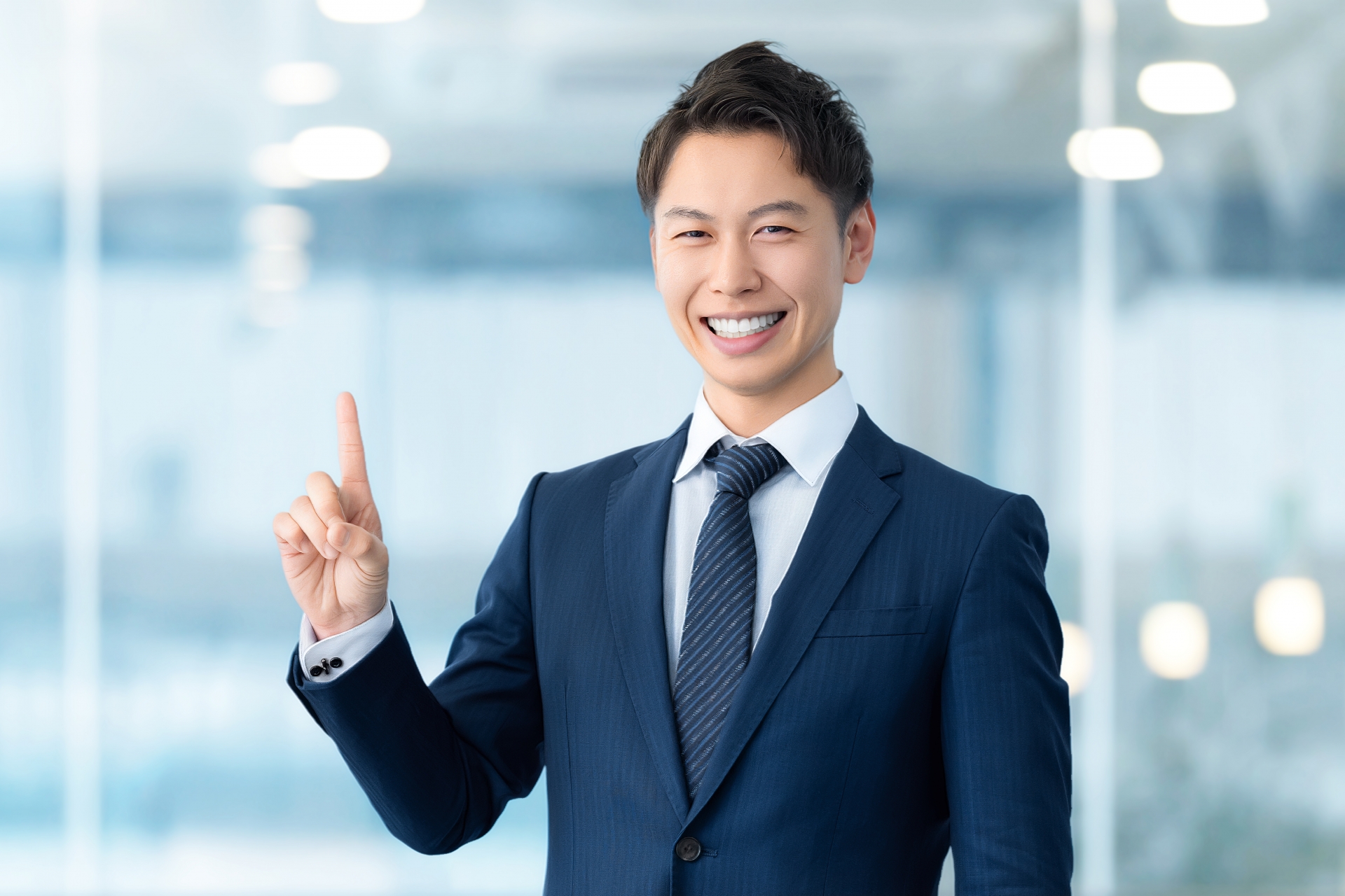 人差し指を立てている男性