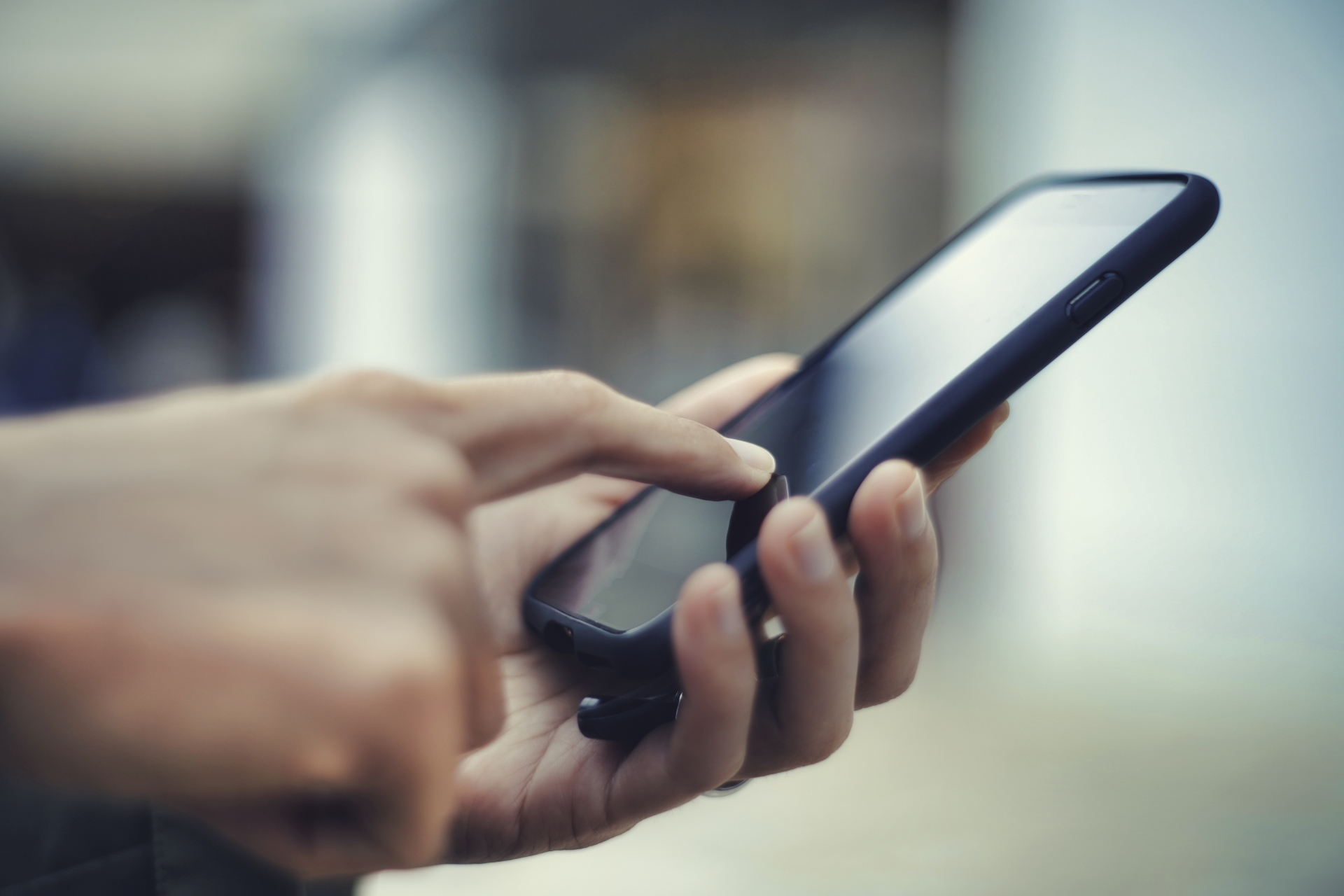スマホを触る手元