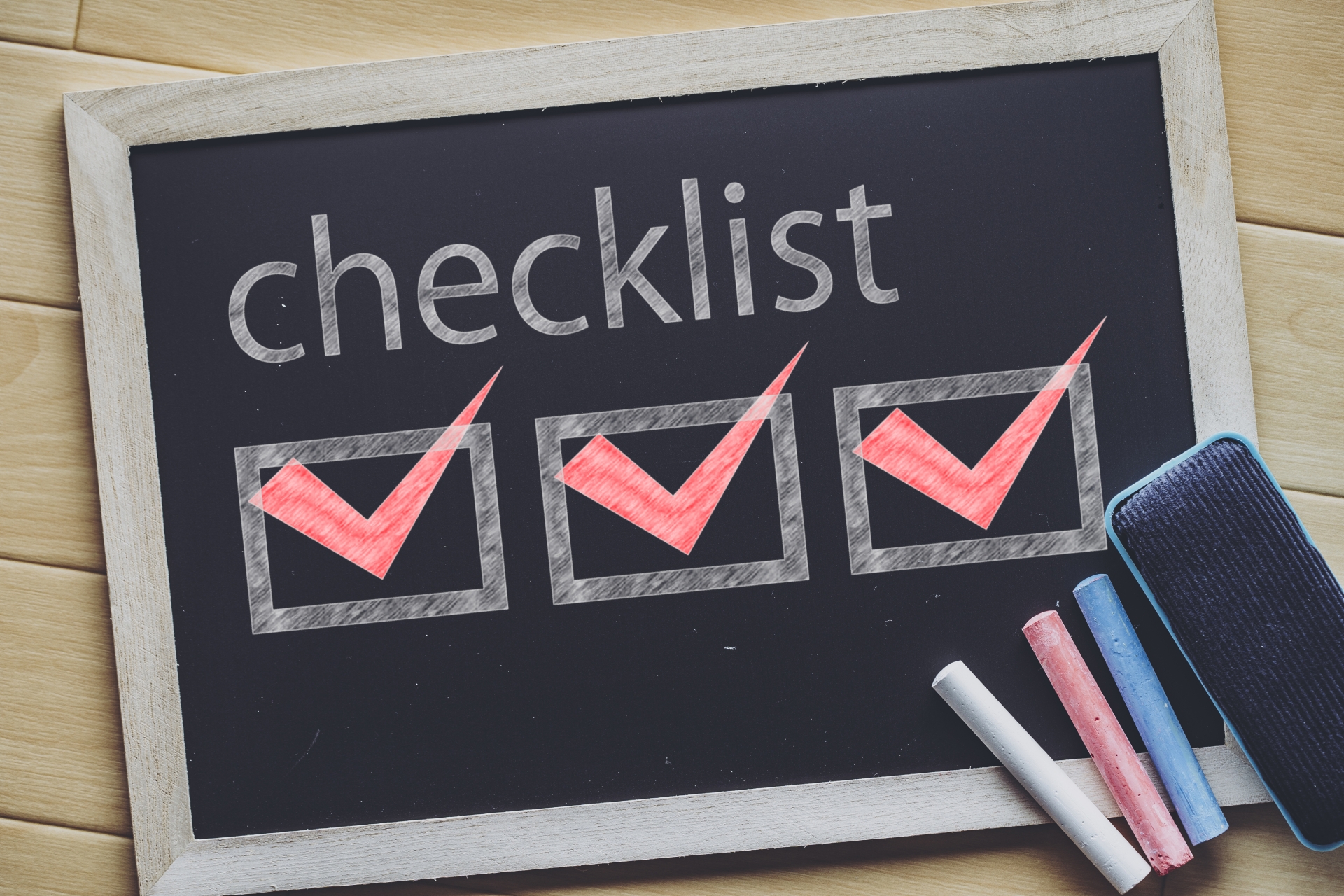 チェックリストと書かれた黒板
