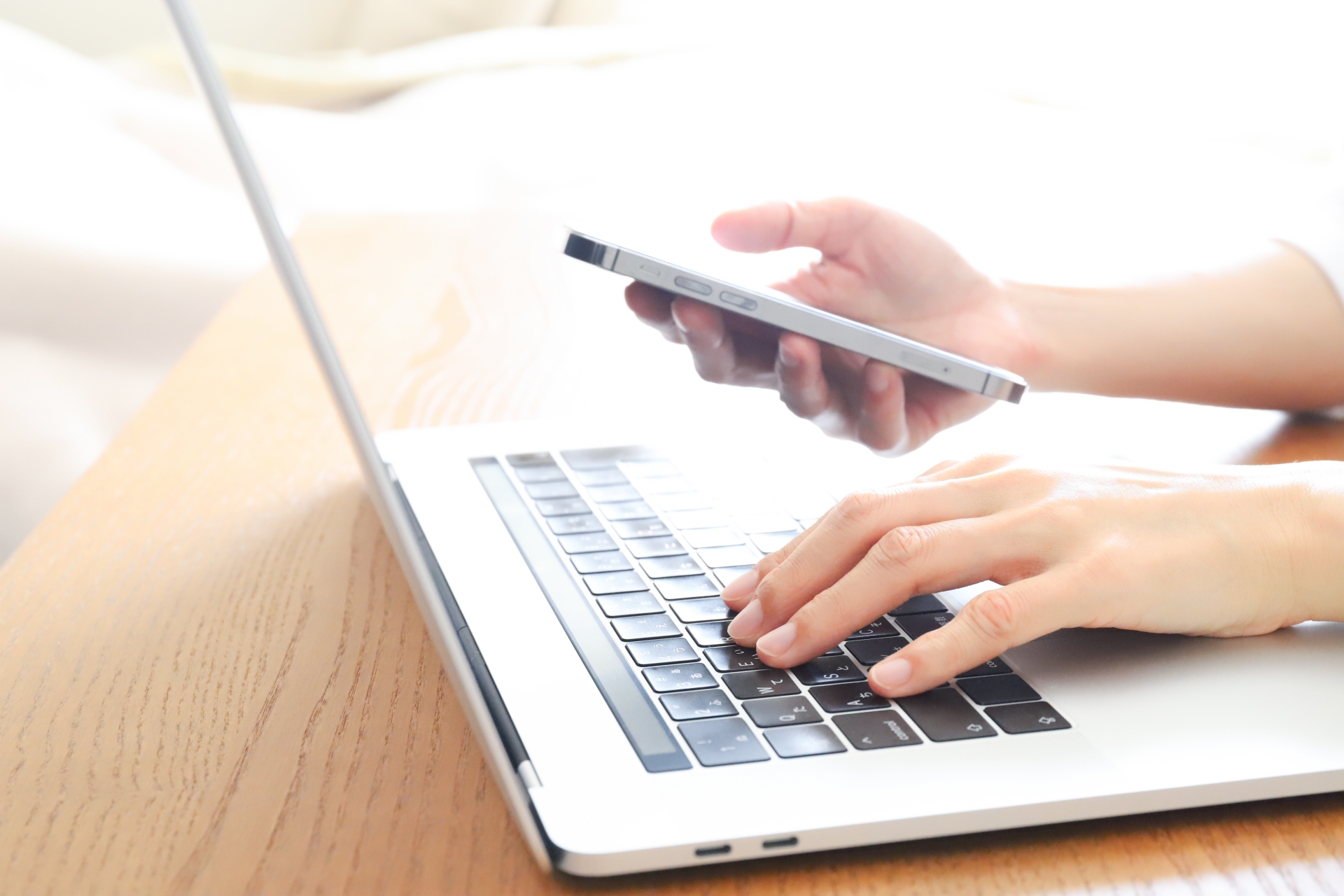 スマホとパソコンを操作する人