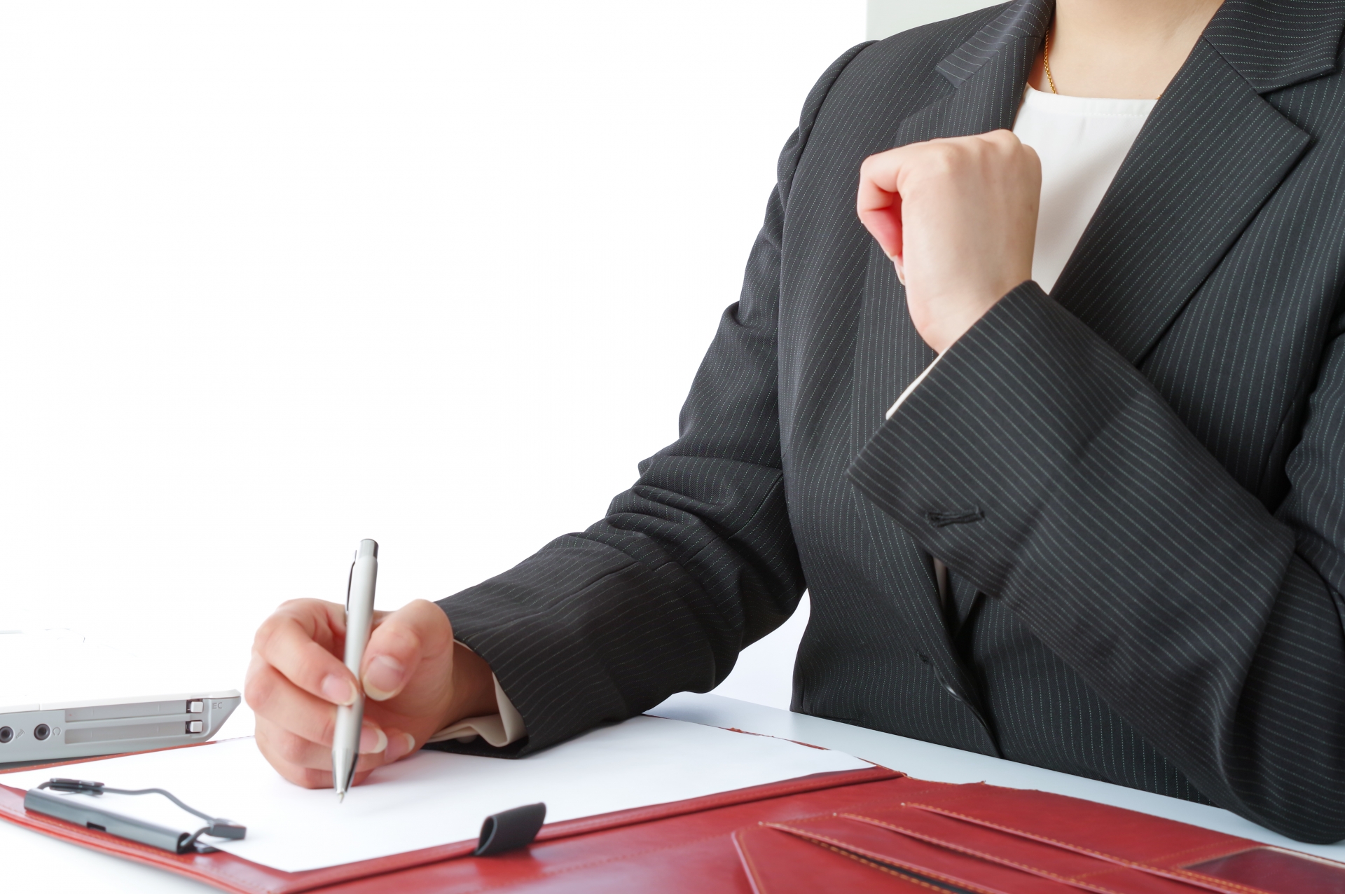 書類を書くスーツの女性