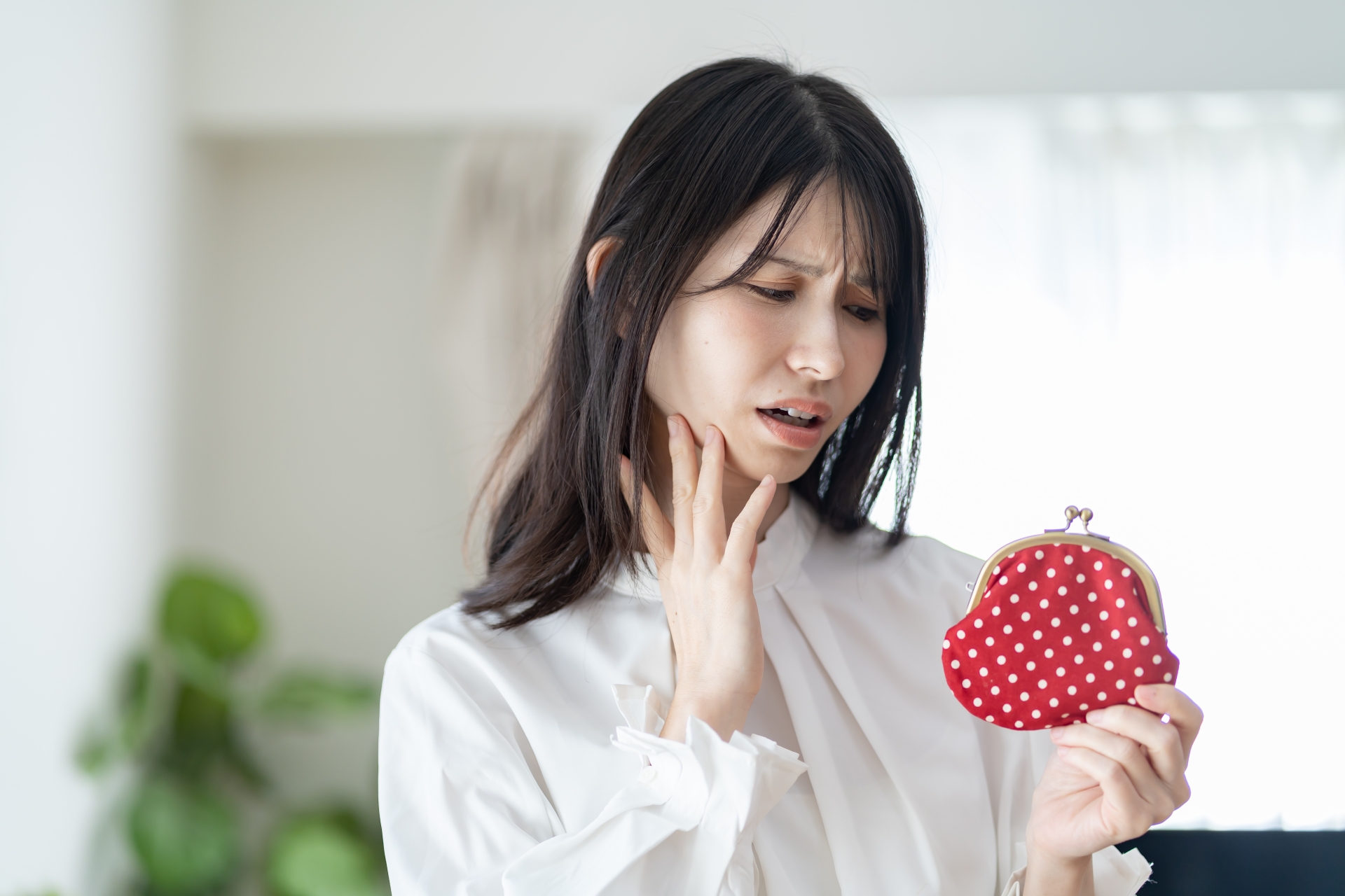 財布を見てがっかりする