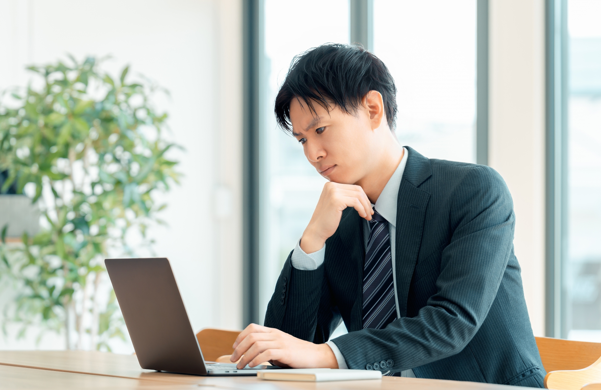 パソコンを見る男性