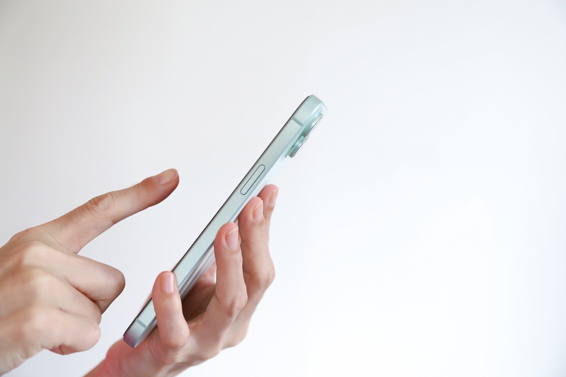 スマホを操作する手元