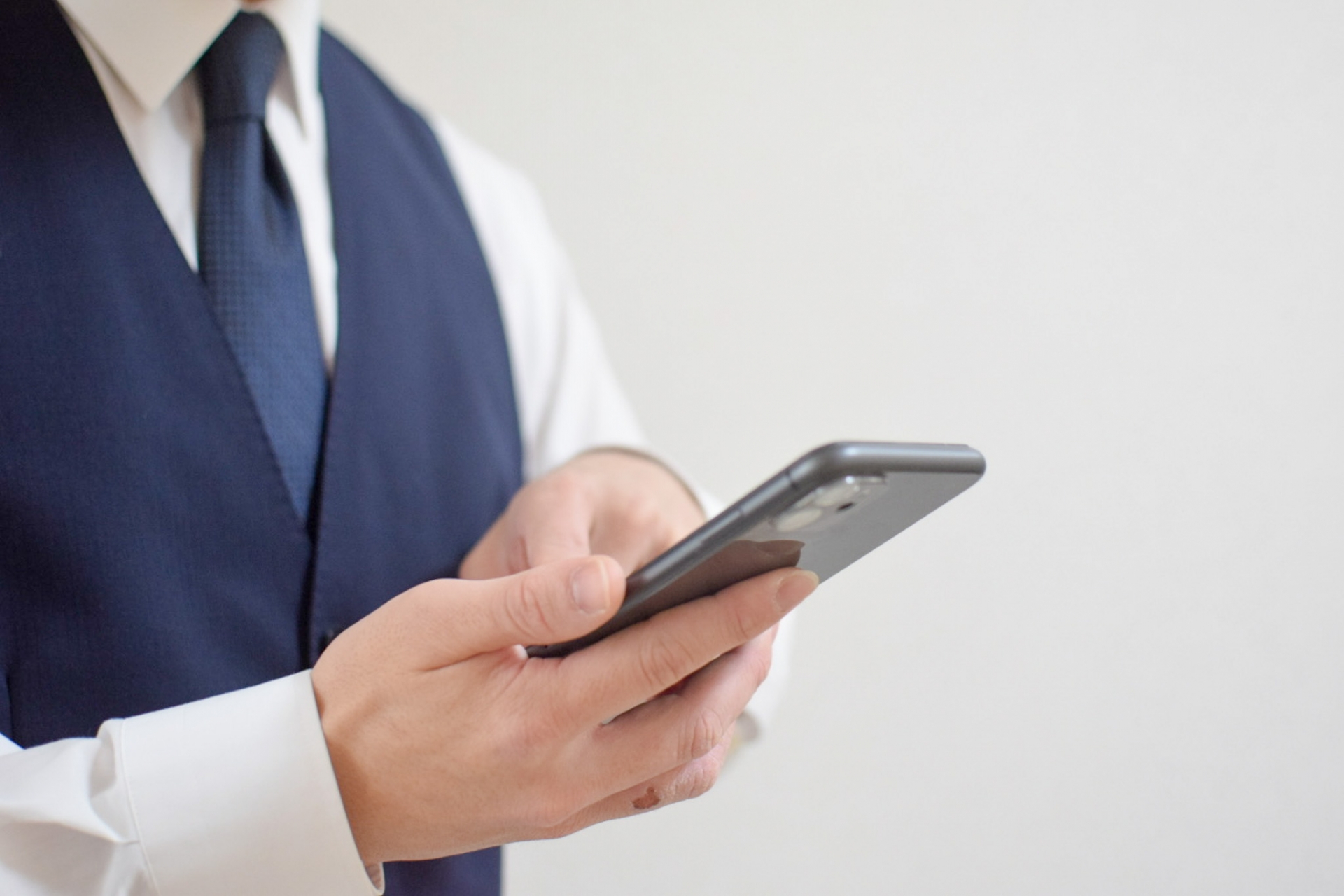 スマホを見る男性