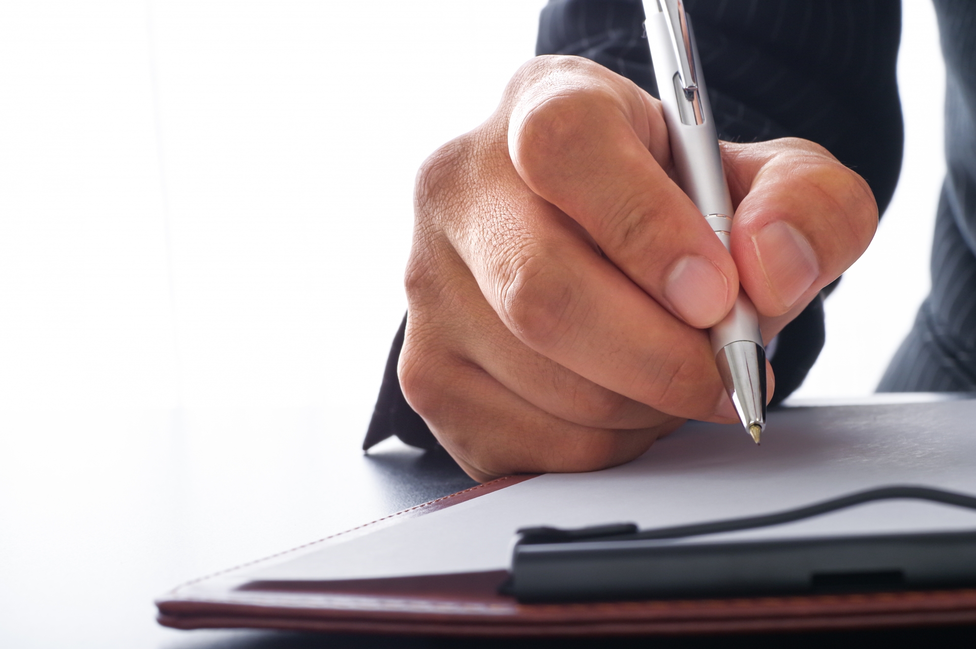 書類にサインをするビジネスパーソン
